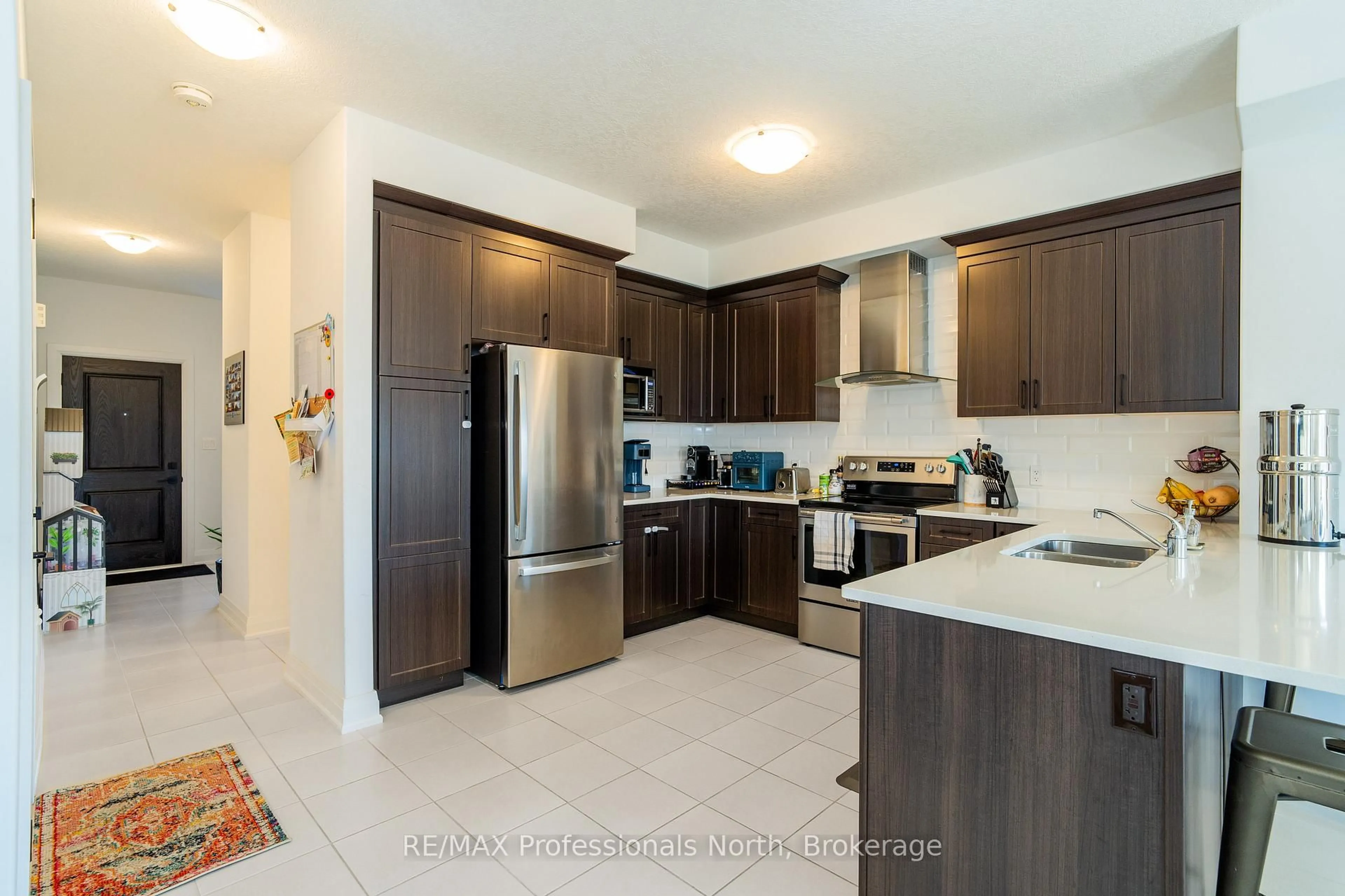 Open concept kitchen, ceramic/tile floor for 35 Woodstream Dr, Huntsville Ontario P0A 1B7