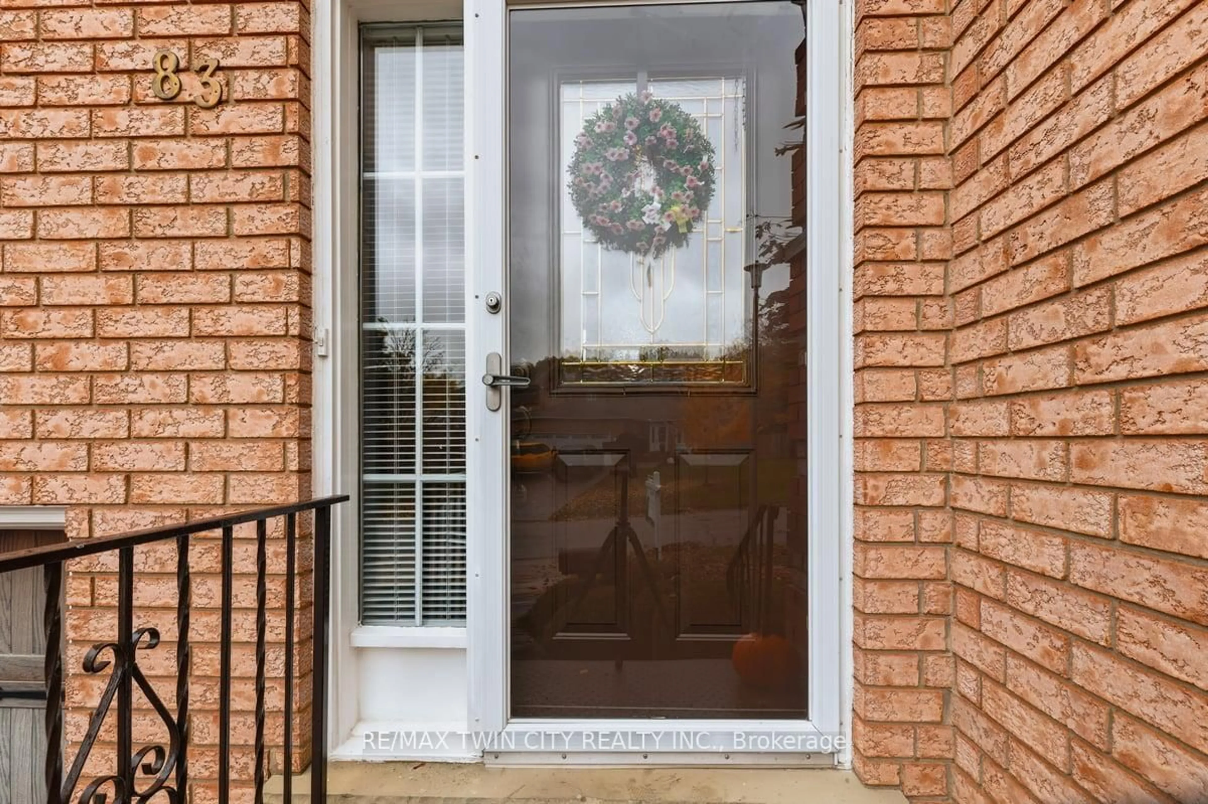 Indoor entryway for 83 Hazelwood Cres, Cambridge Ontario N1R 8A4