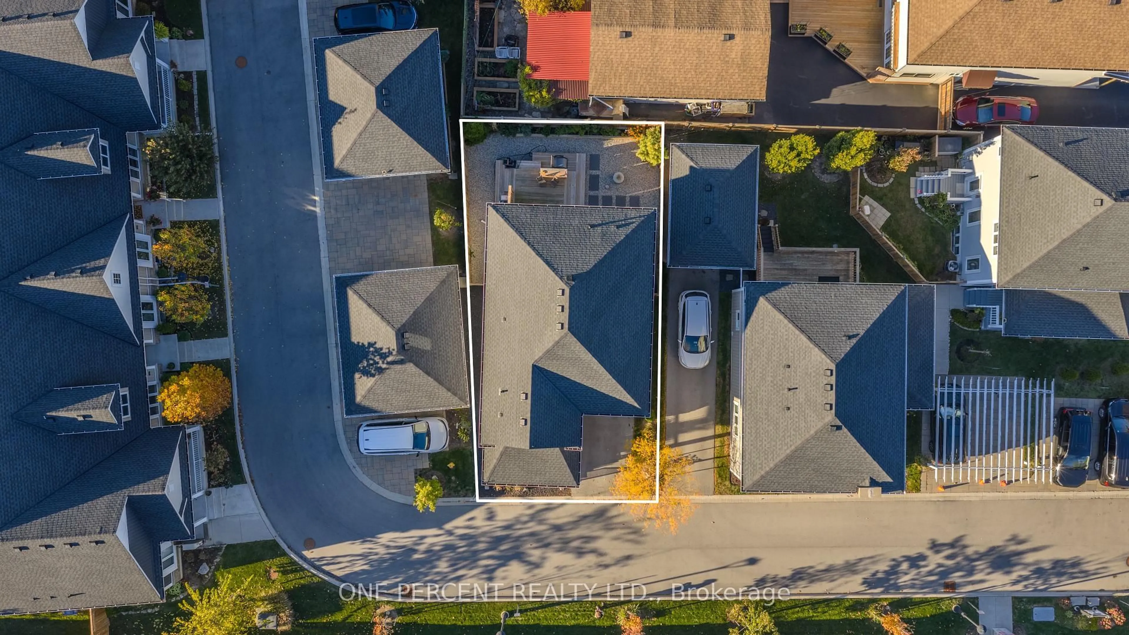 A pic from outside/outdoor area/front of a property/back of a property/a pic from drone, street for 9 Princeton Common, St. Catharines Ontario L2N 0B7