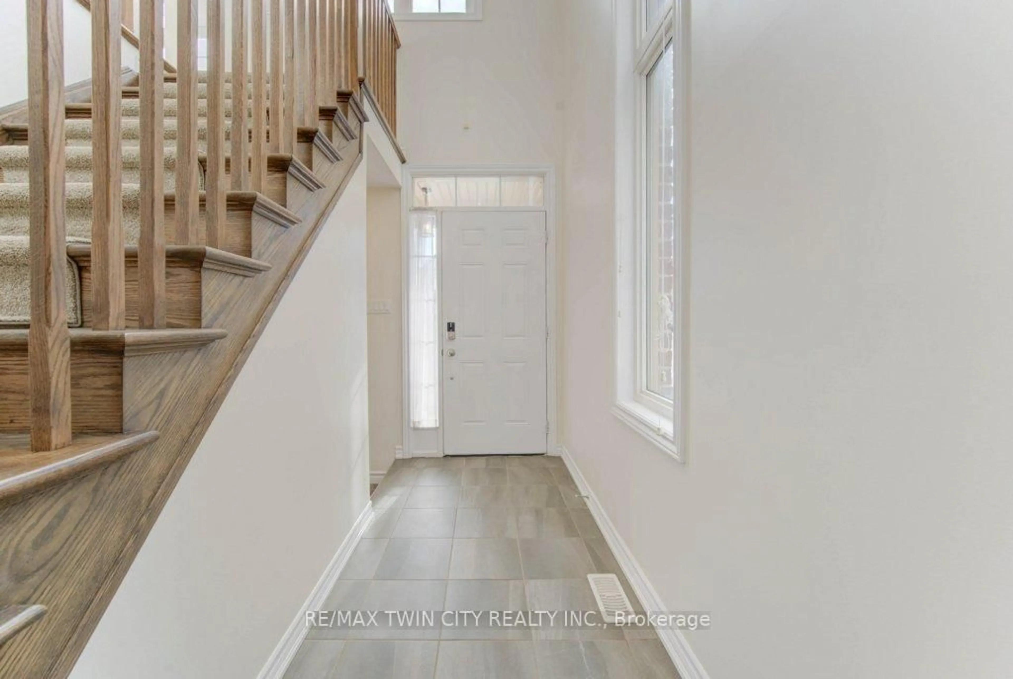 Indoor entryway for 361 Beechdrops Dr, Waterloo Ontario N2V 0E8