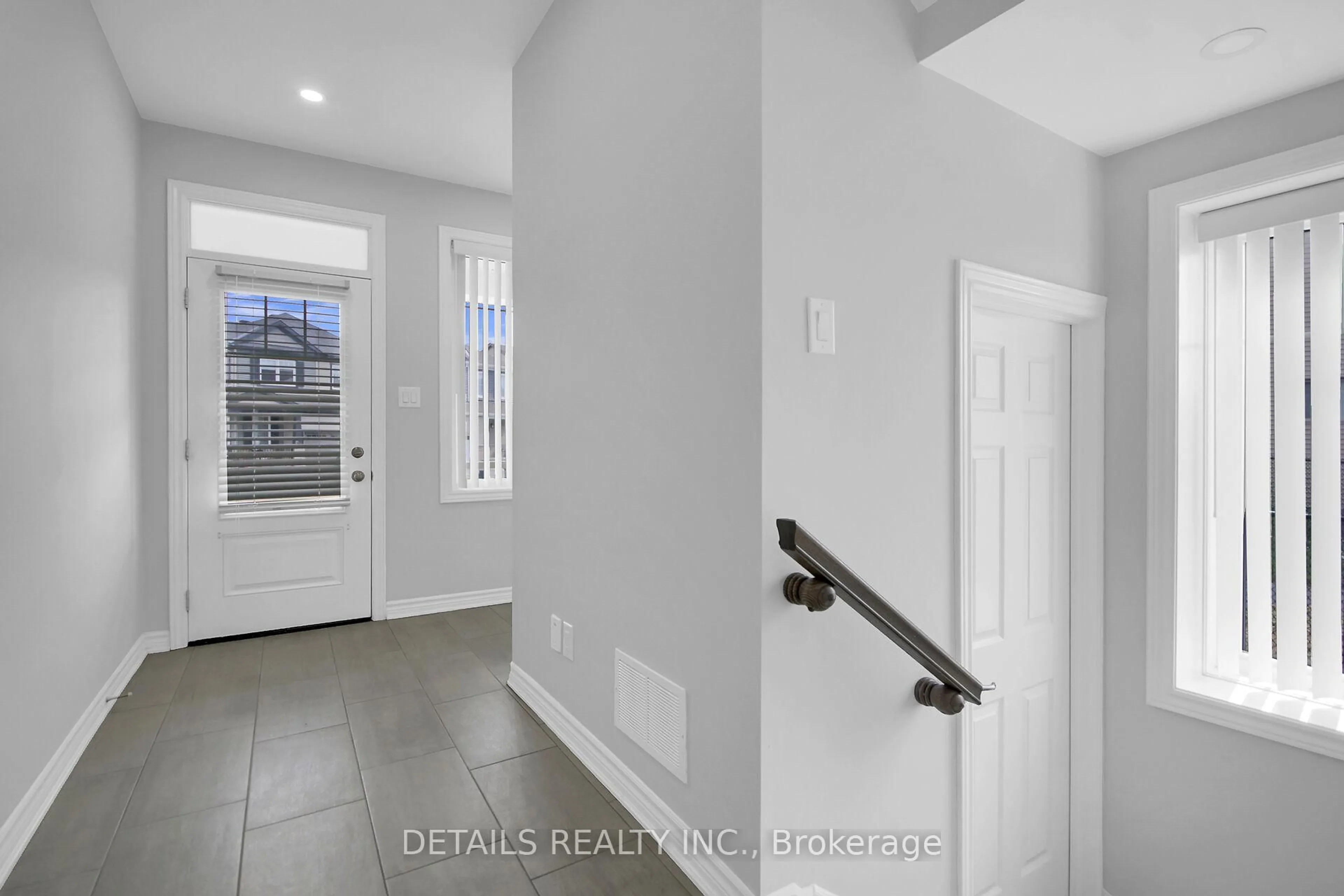 Indoor entryway for 116 Unity Pl, Ottawa Ontario K2S 2Y8