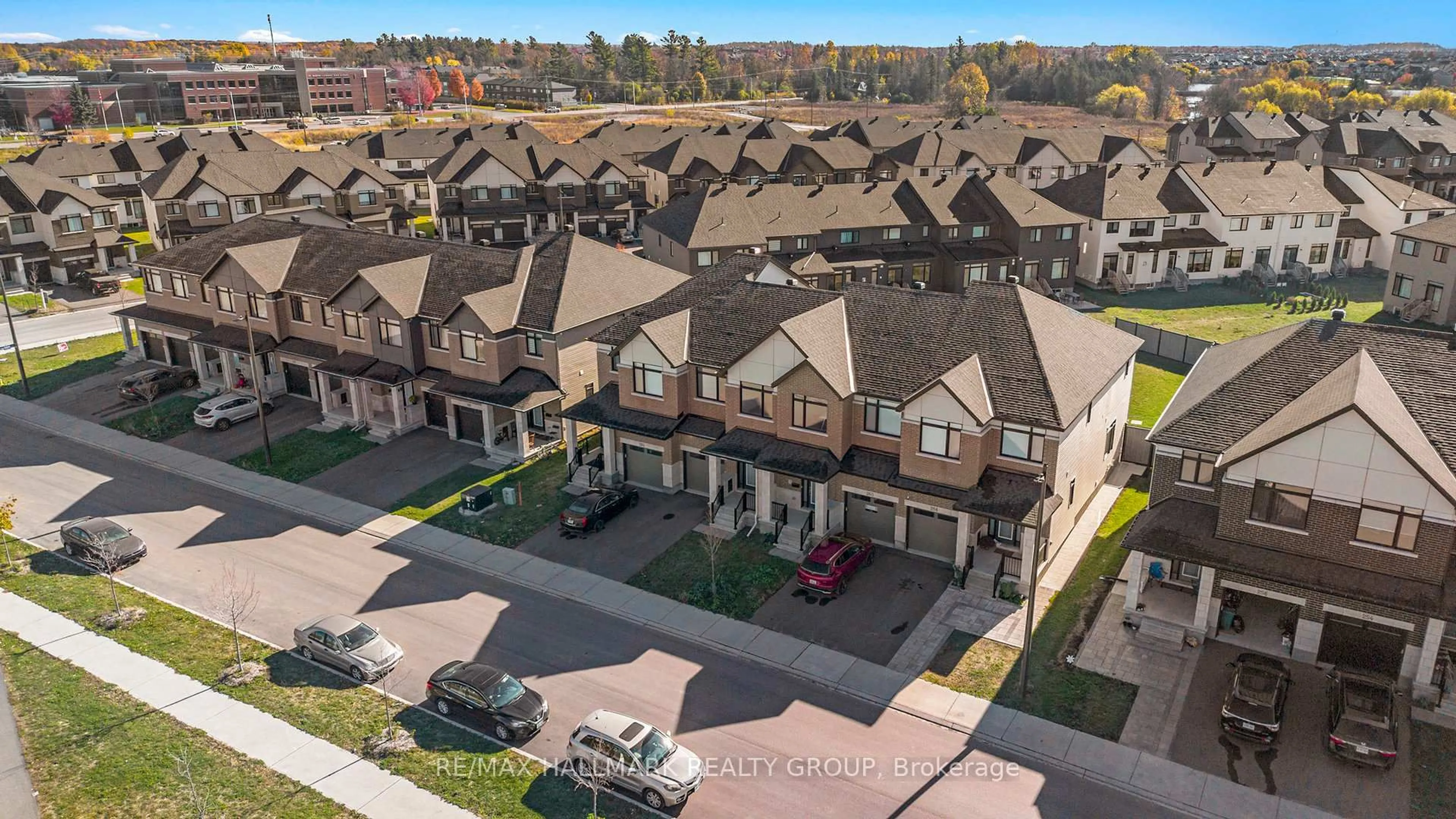 A pic from outside/outdoor area/front of a property/back of a property/a pic from drone, street for 262 Darjeeling Ave, Ottawa Ontario K2J 6Z1