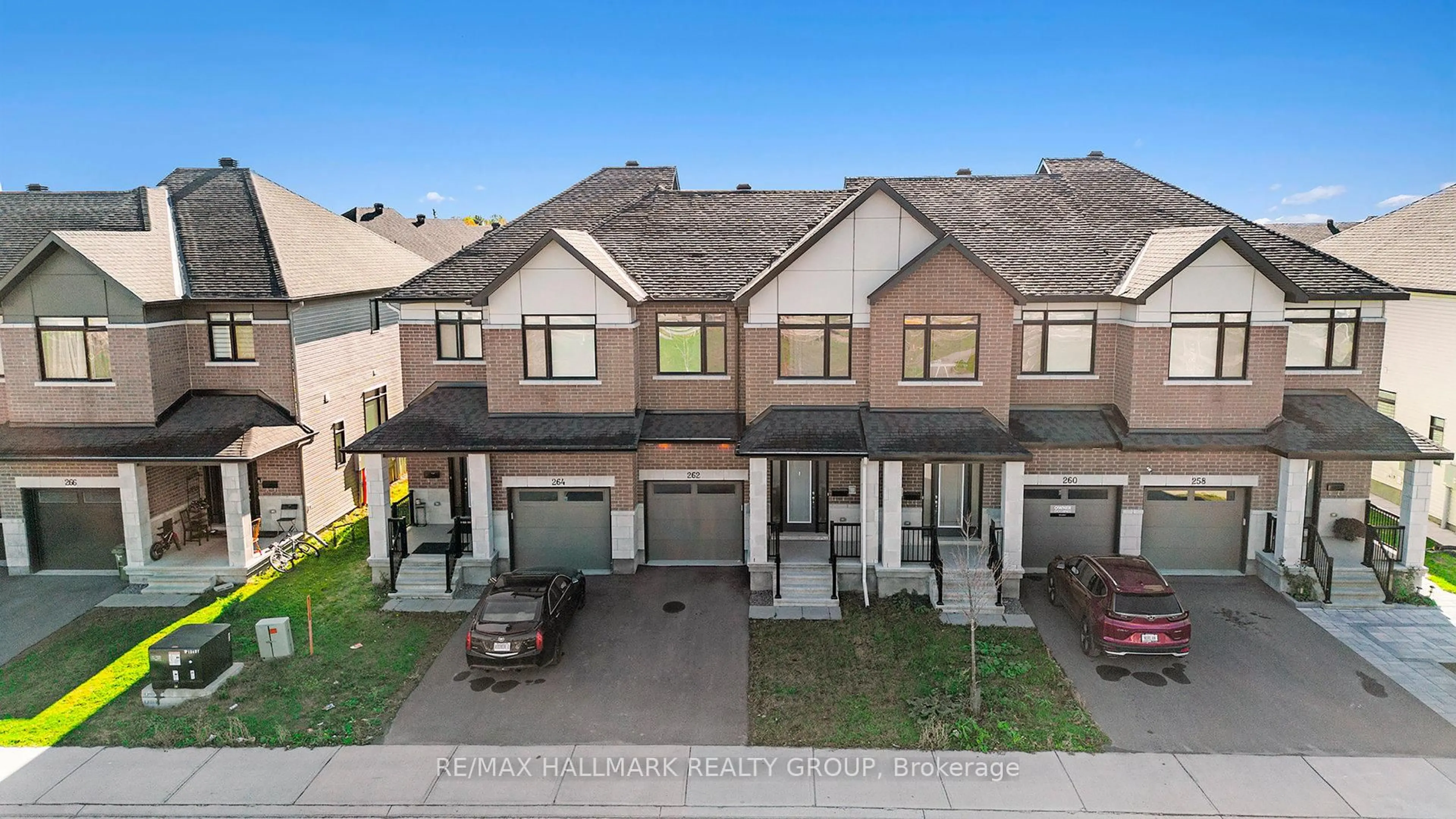 A pic from outside/outdoor area/front of a property/back of a property/a pic from drone, street for 262 Darjeeling Ave, Ottawa Ontario K2J 6Z1