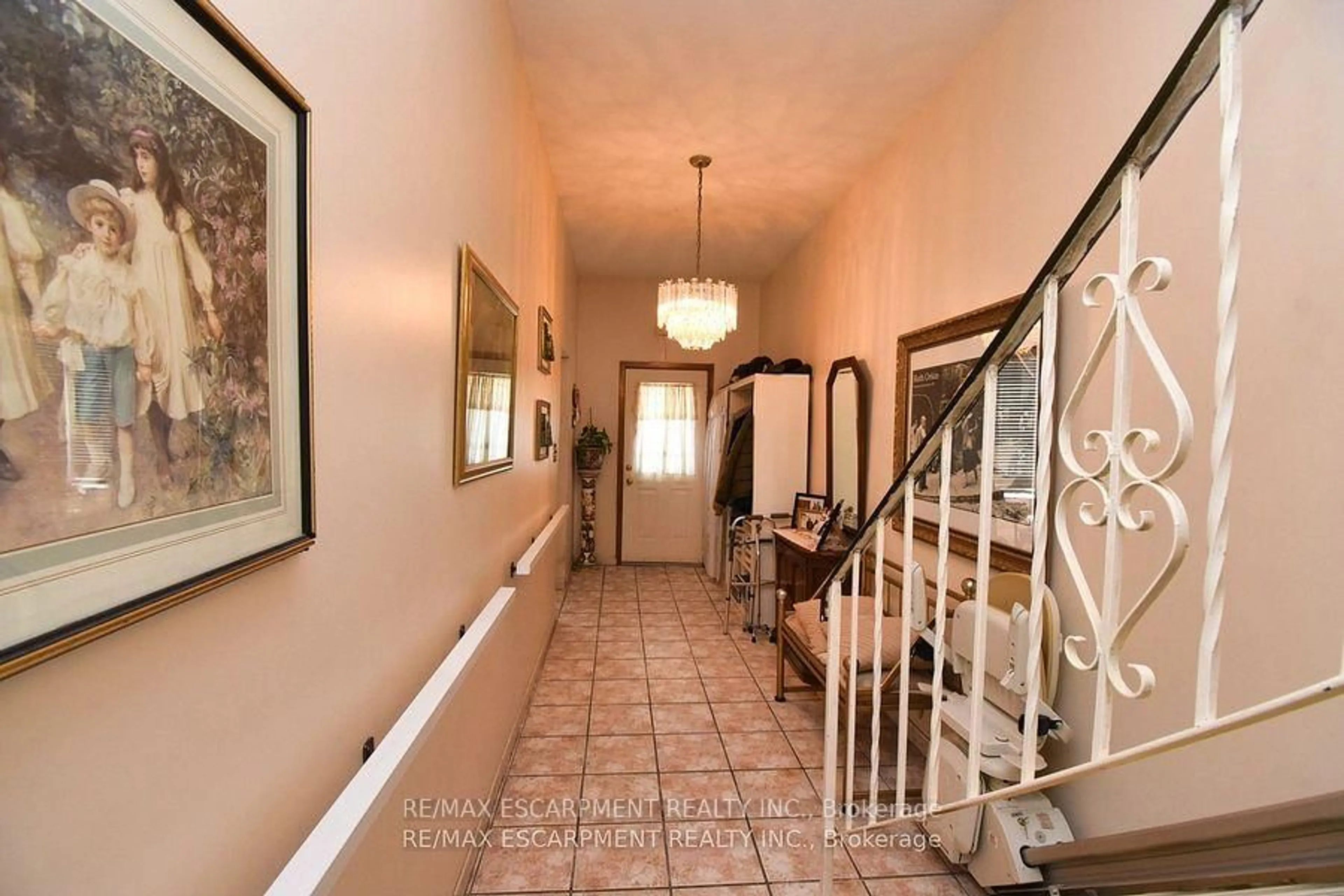 Indoor foyer for 241 Robert St, Hamilton Ontario L8L 2R3
