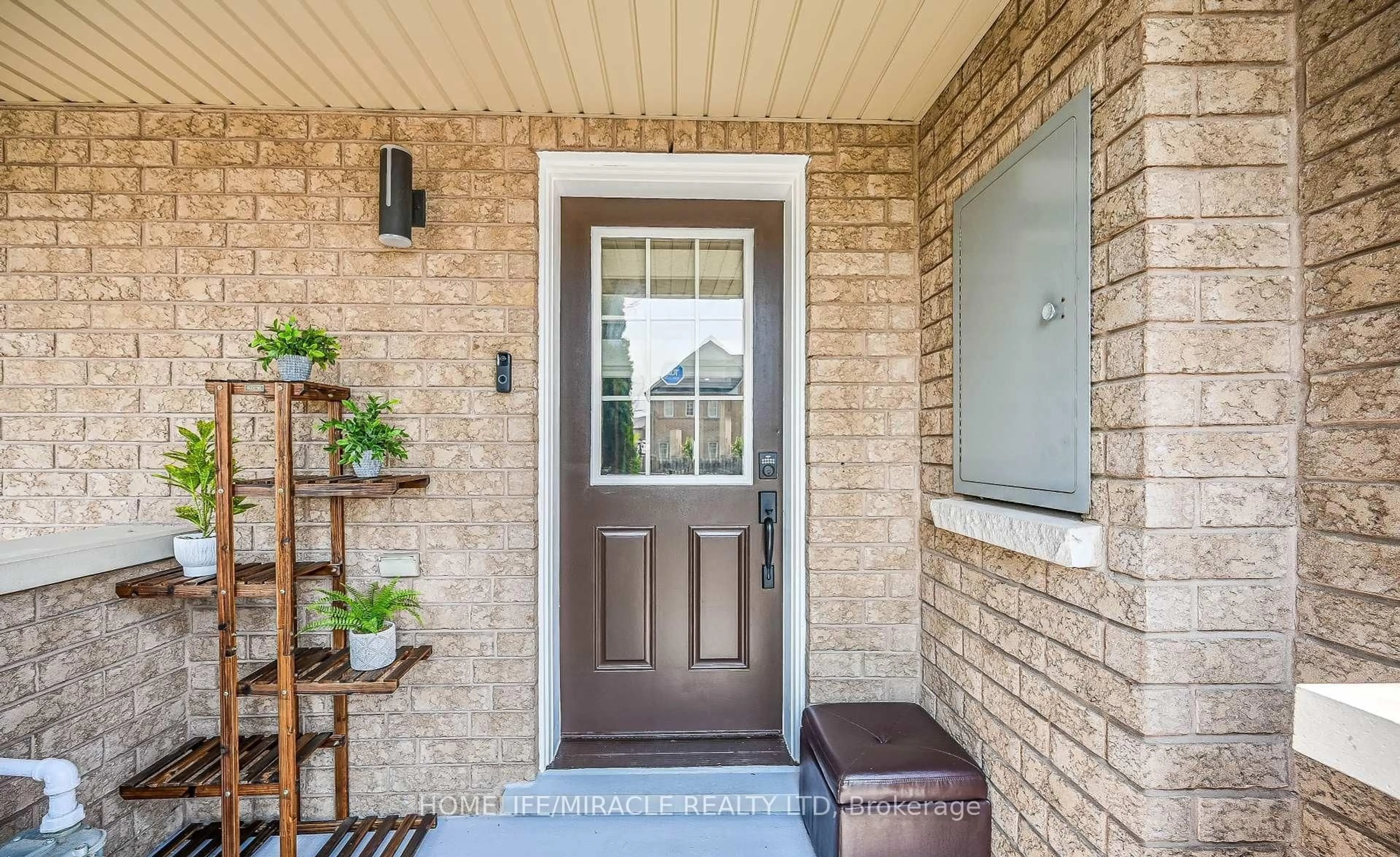 Indoor entryway for 39 Newport Cres, Hamilton Ontario L9A 0B2