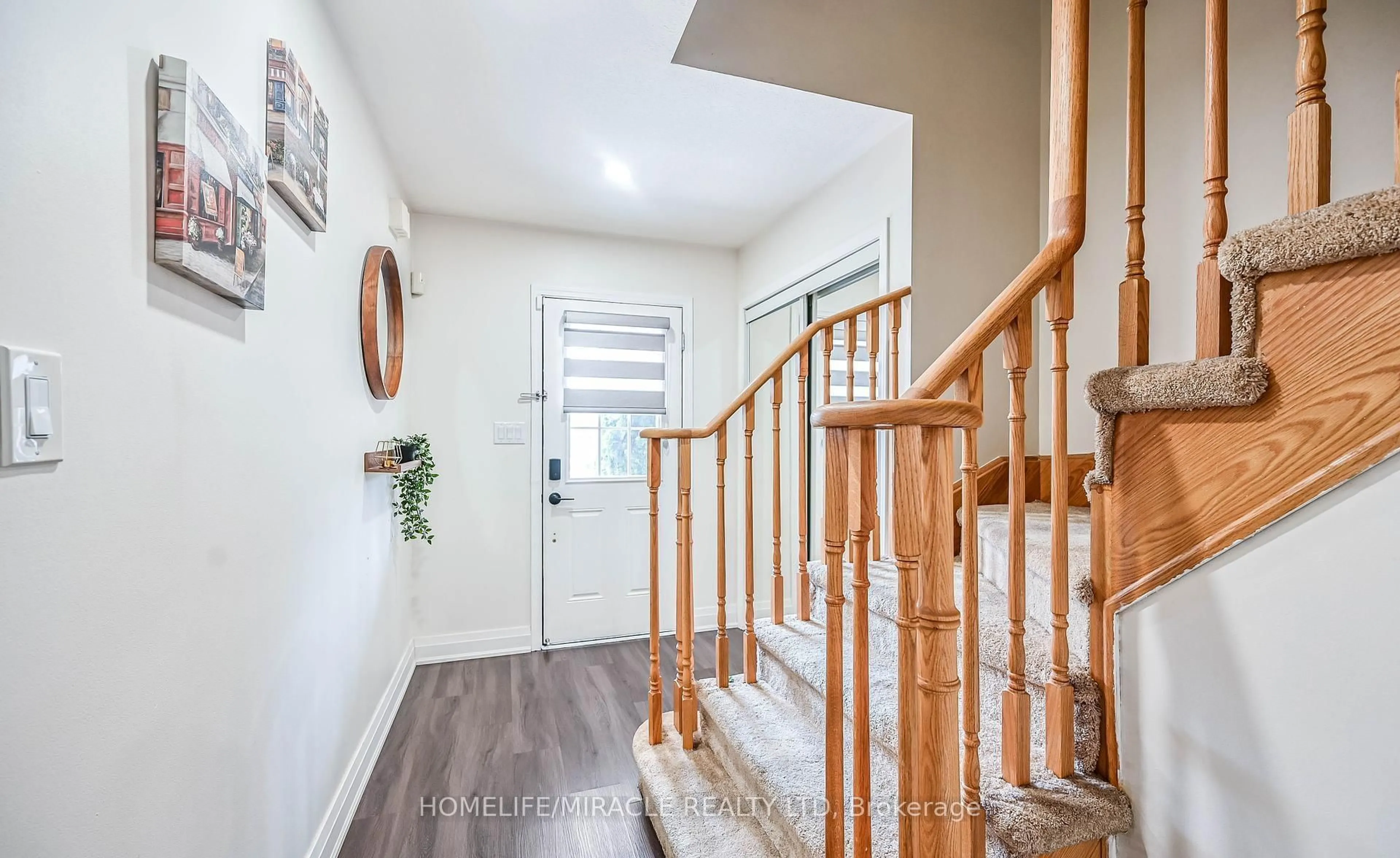 Indoor entryway for 39 Newport Cres, Hamilton Ontario L9A 0B2