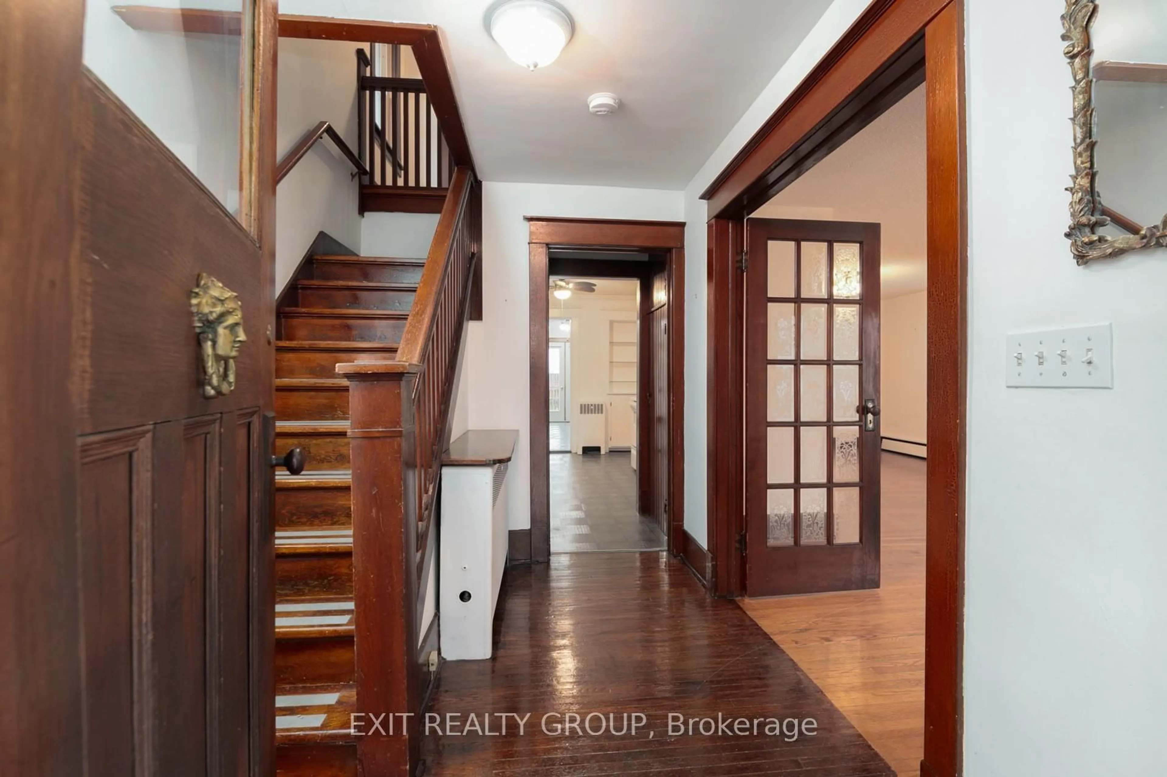 Indoor entryway for 92 Byron St, Quinte West Ontario K8V 2Y2