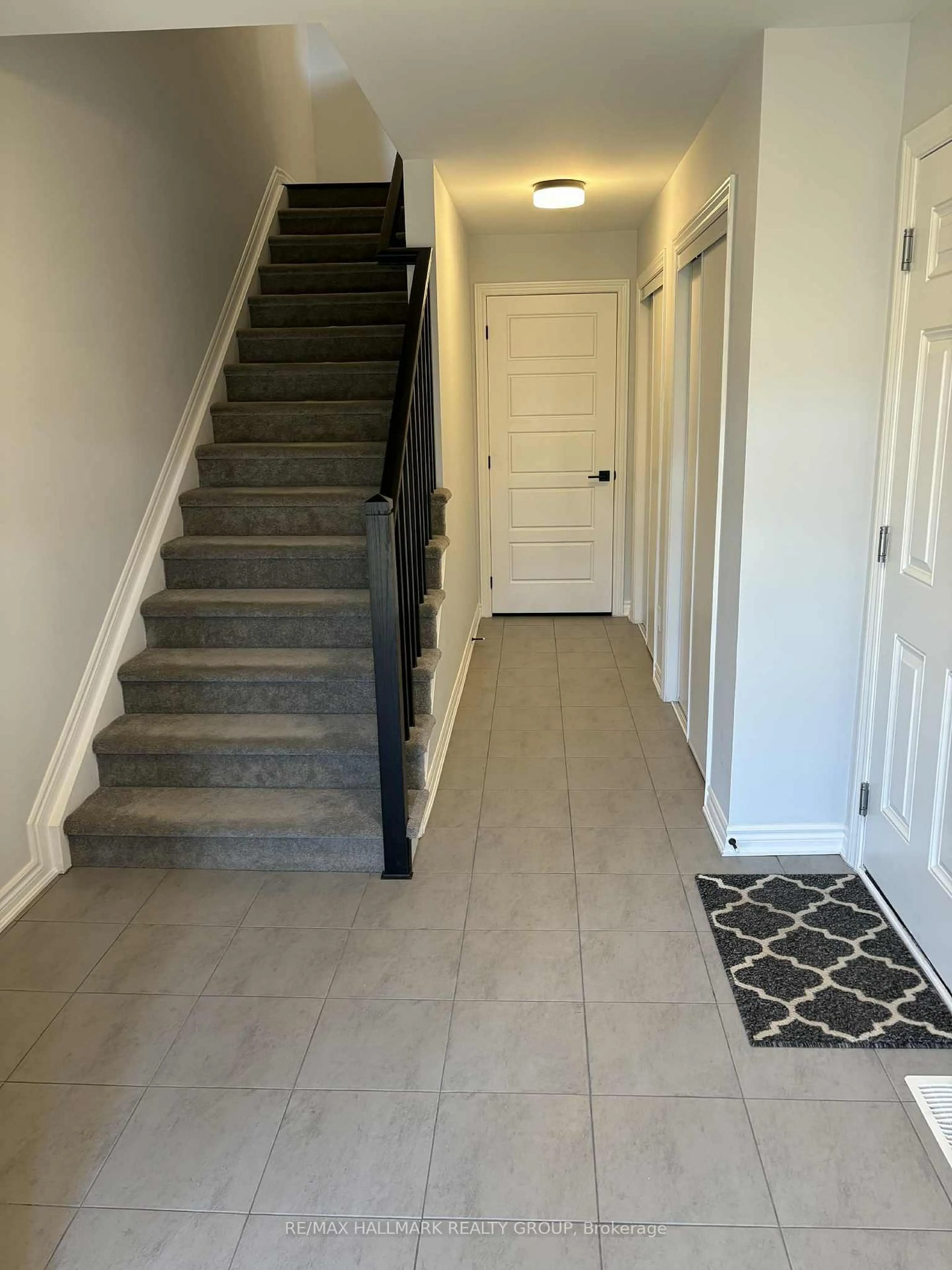 Indoor entryway for 245 Atima Circ, Ottawa Ontario K2J 6T5