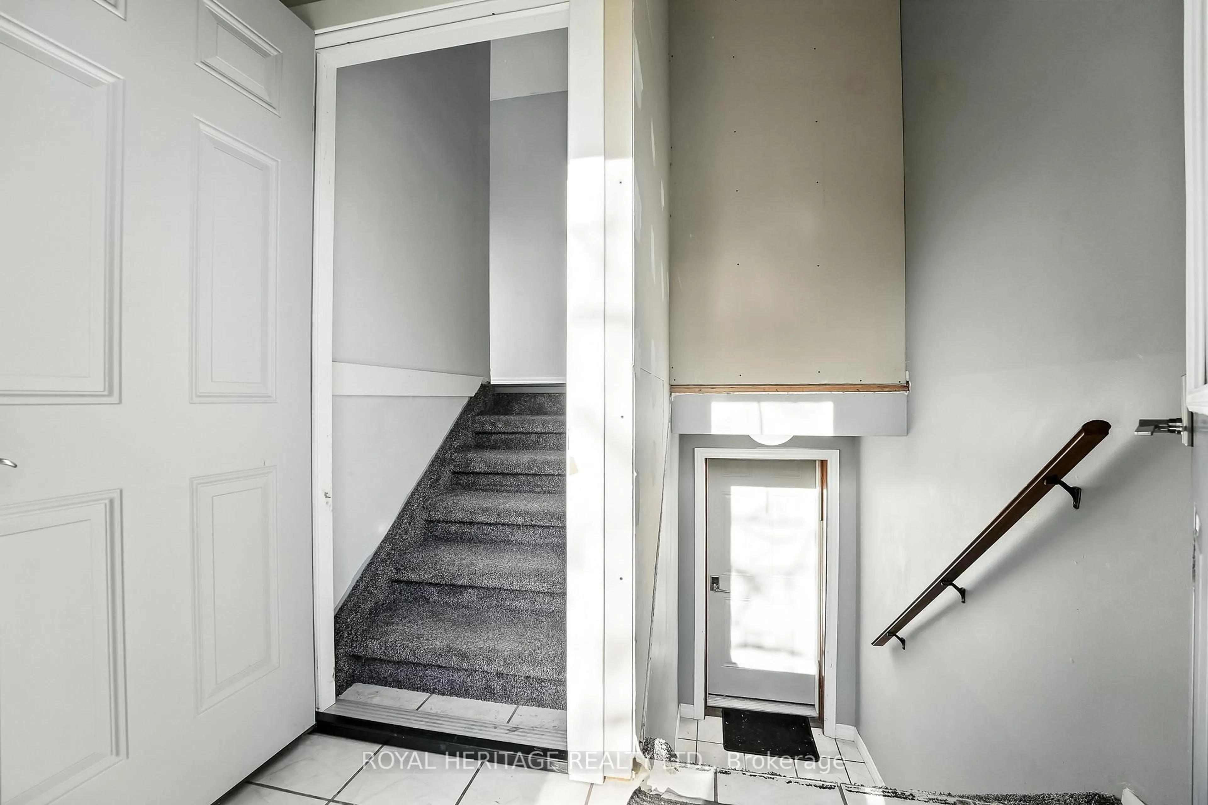 Indoor foyer for 45 Maplewood Ave, Brighton Ontario K0K 1H0