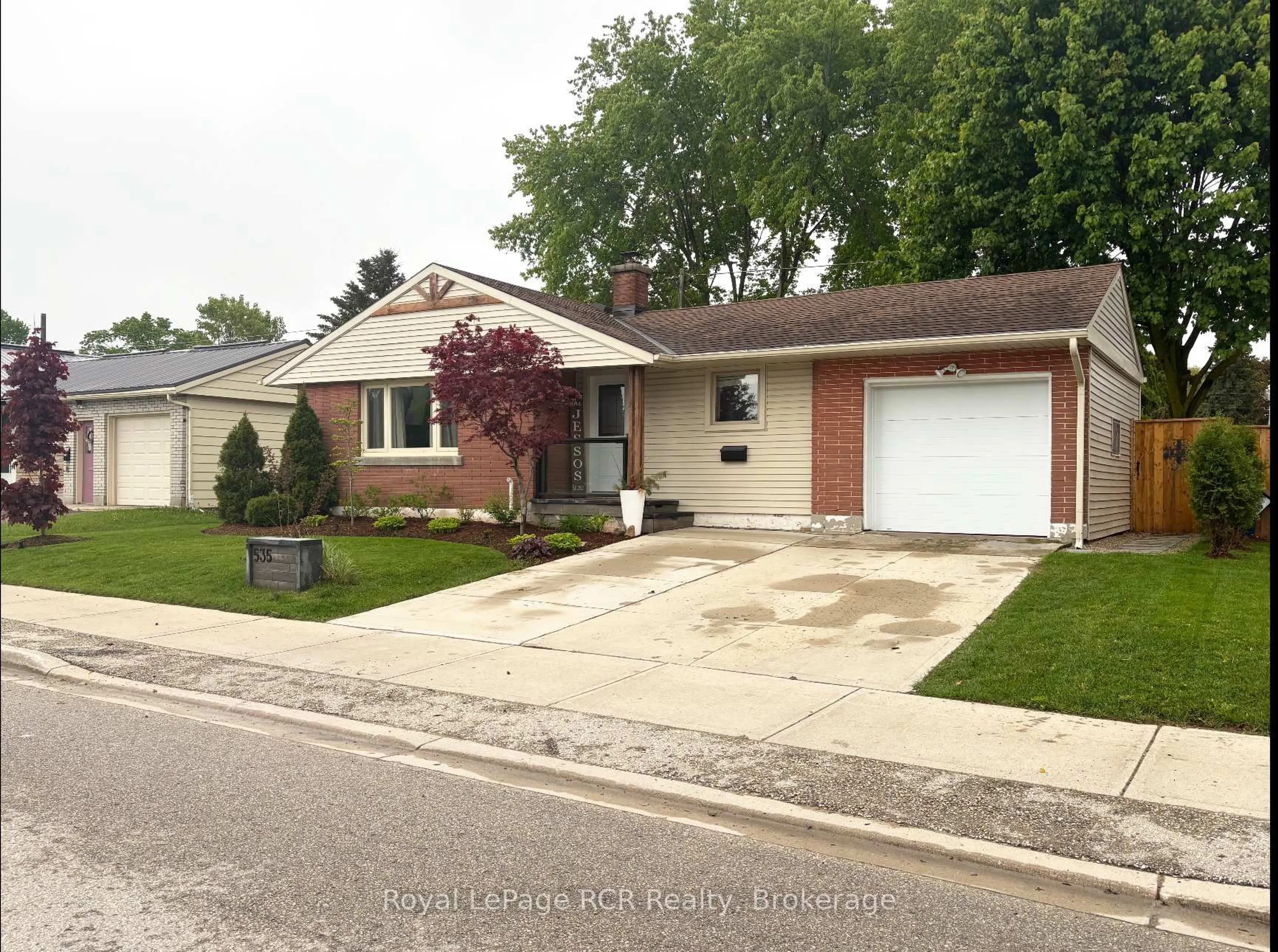 Home with brick exterior material, street for 535 13th St, Hanover Ontario N4N 1Y5