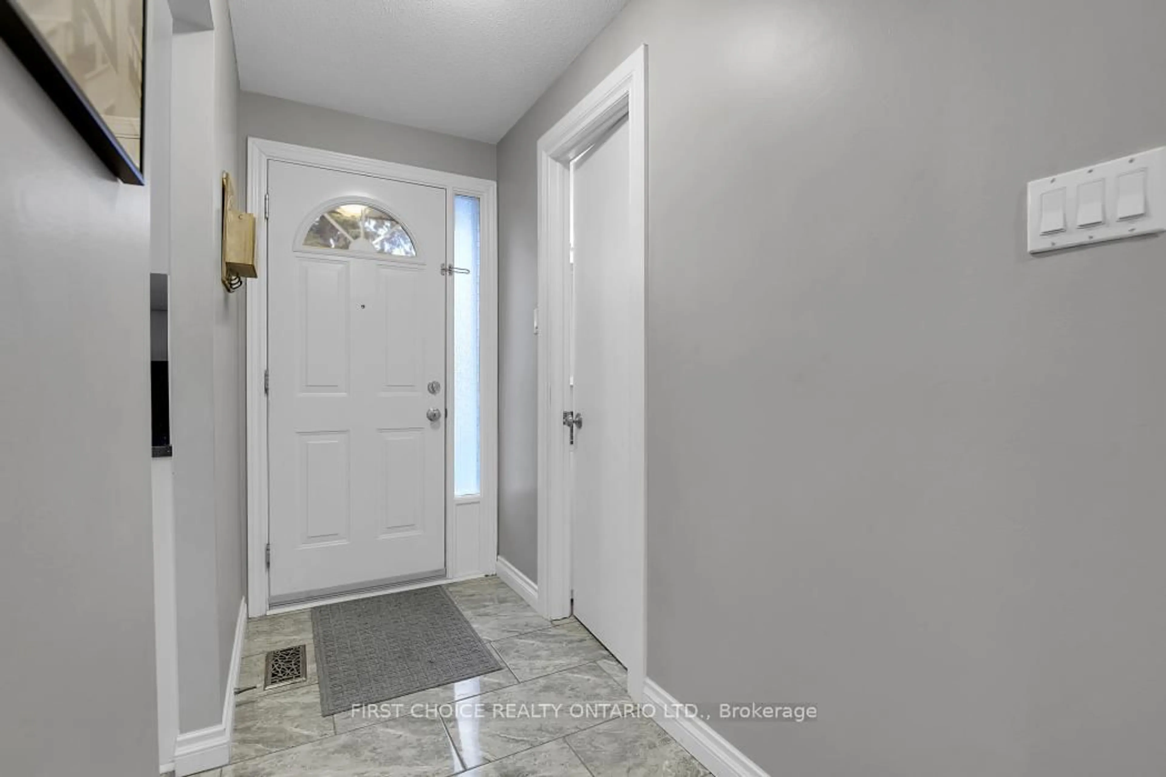 Indoor entryway for 1771C LAMOUREUX Dr, Ottawa Ontario K1E 2N5