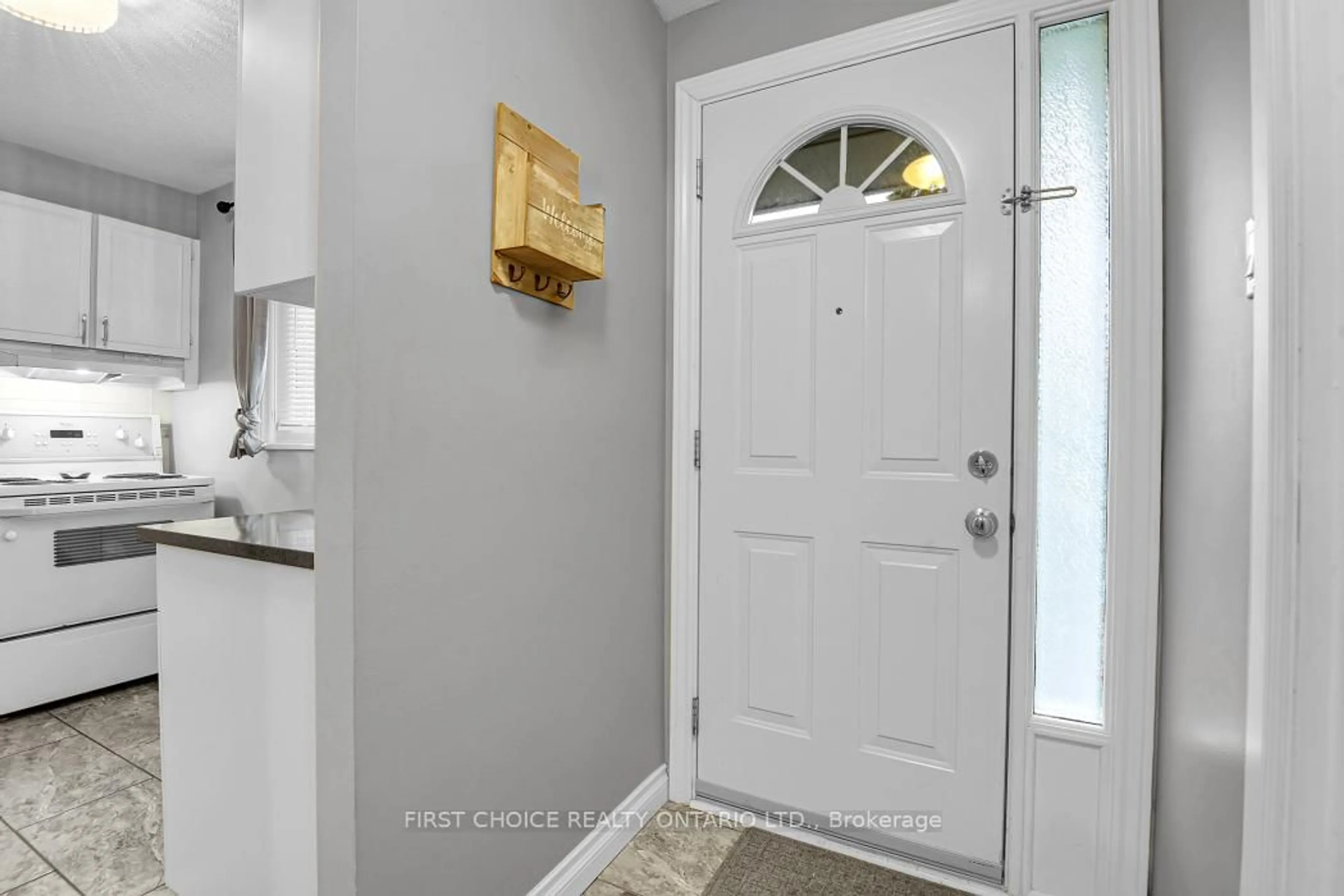 Indoor entryway for 1771C LAMOUREUX Dr, Ottawa Ontario K1E 2N5