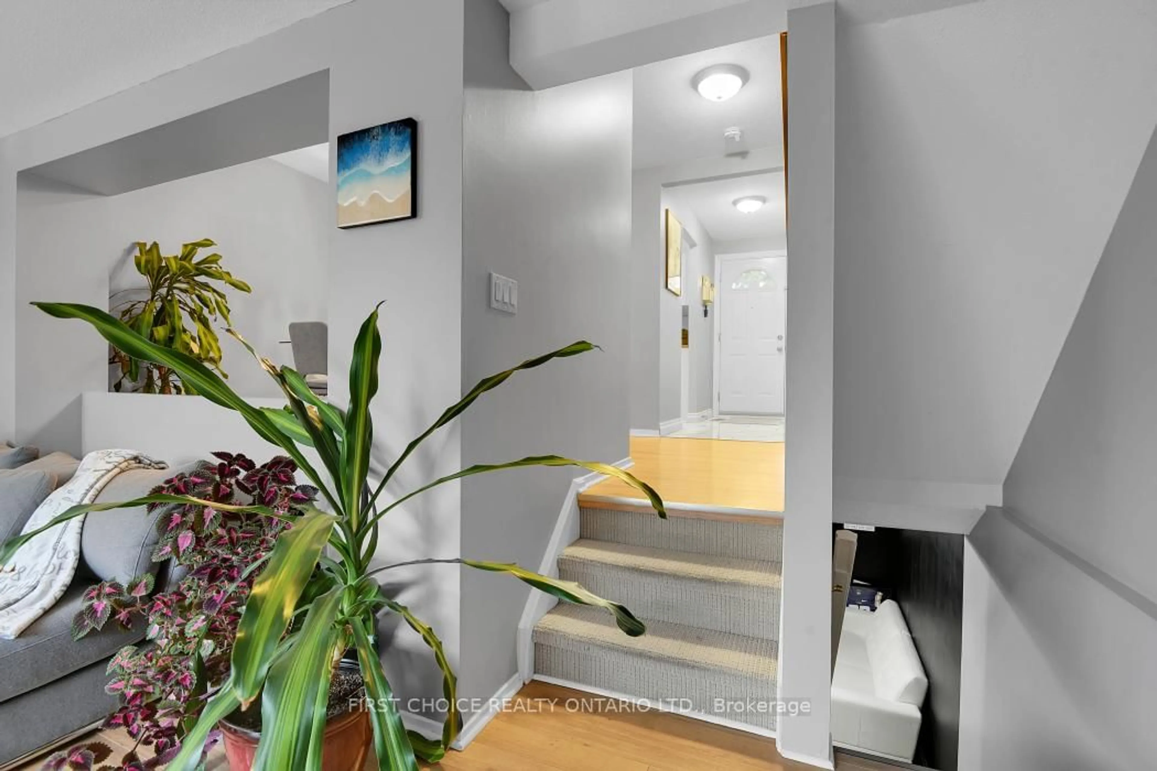 Indoor entryway for 1771C LAMOUREUX Dr, Ottawa Ontario K1E 2N5