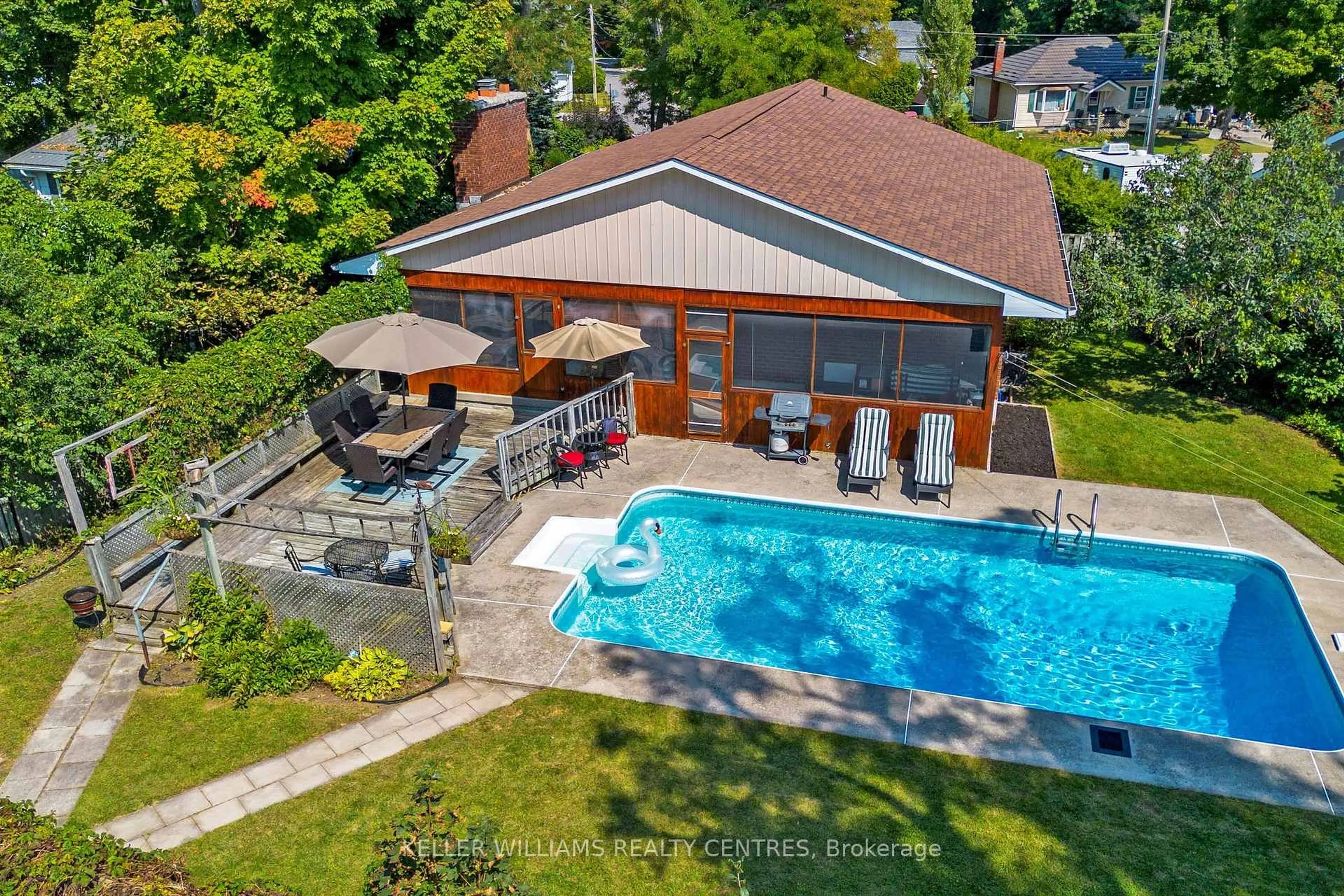 A pic from outside/outdoor area/front of a property/back of a property/a pic from drone, water/lake/river/ocean view for 121 Queen St, Kawartha Lakes Ontario K0M 1N0