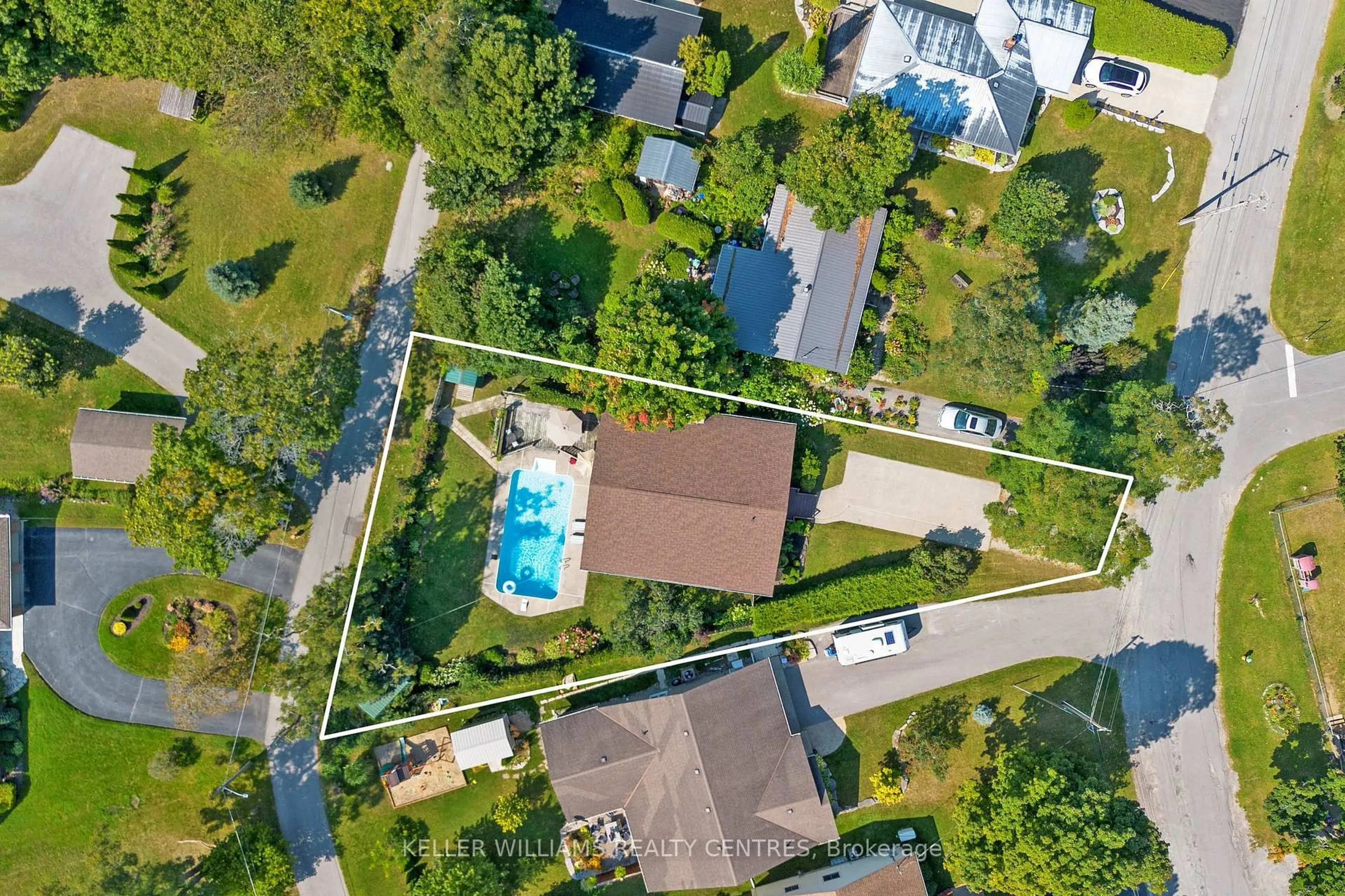 A pic from outside/outdoor area/front of a property/back of a property/a pic from drone, water/lake/river/ocean view for 121 Queen St, Kawartha Lakes Ontario K0M 1N0