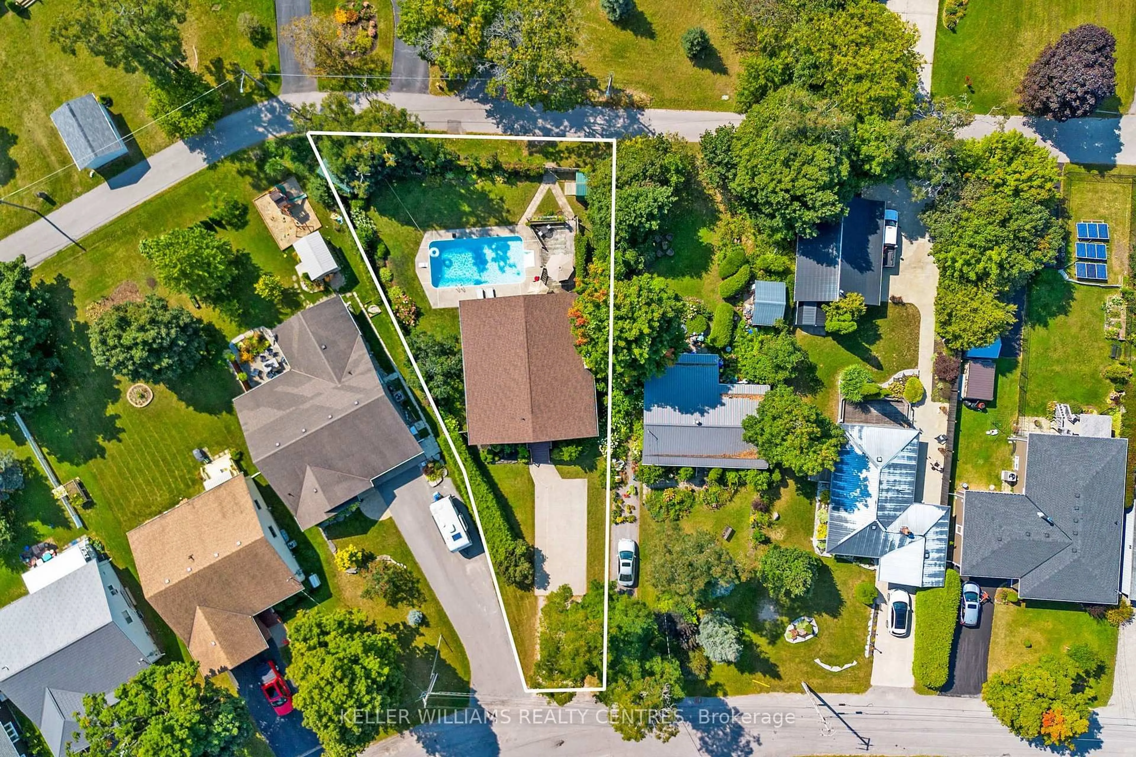 A pic from outside/outdoor area/front of a property/back of a property/a pic from drone, street for 121 Queen St, Kawartha Lakes Ontario K0M 1N0