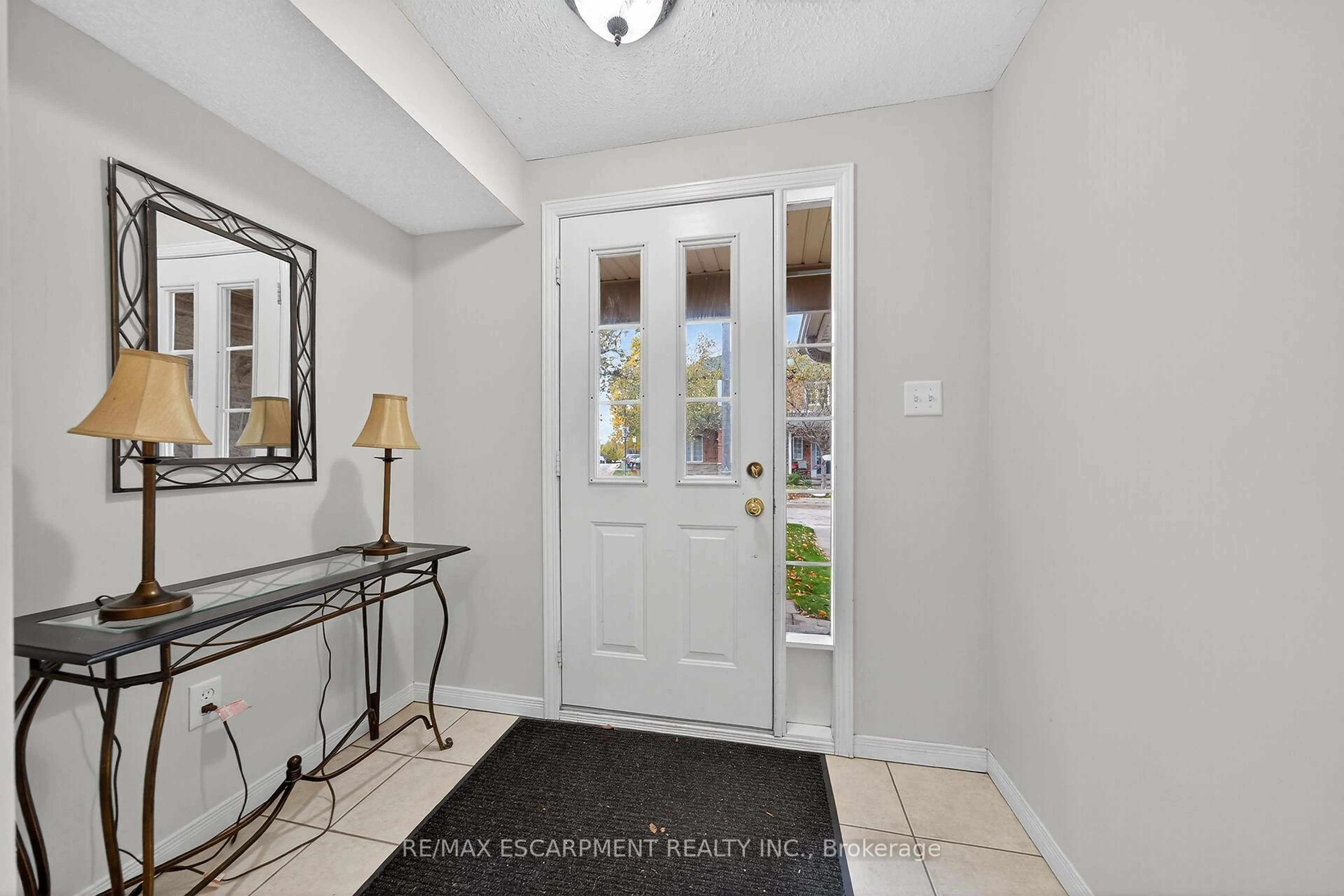 Indoor entryway for 7 Southside Pl #23, Hamilton Ontario L9C 7W6
