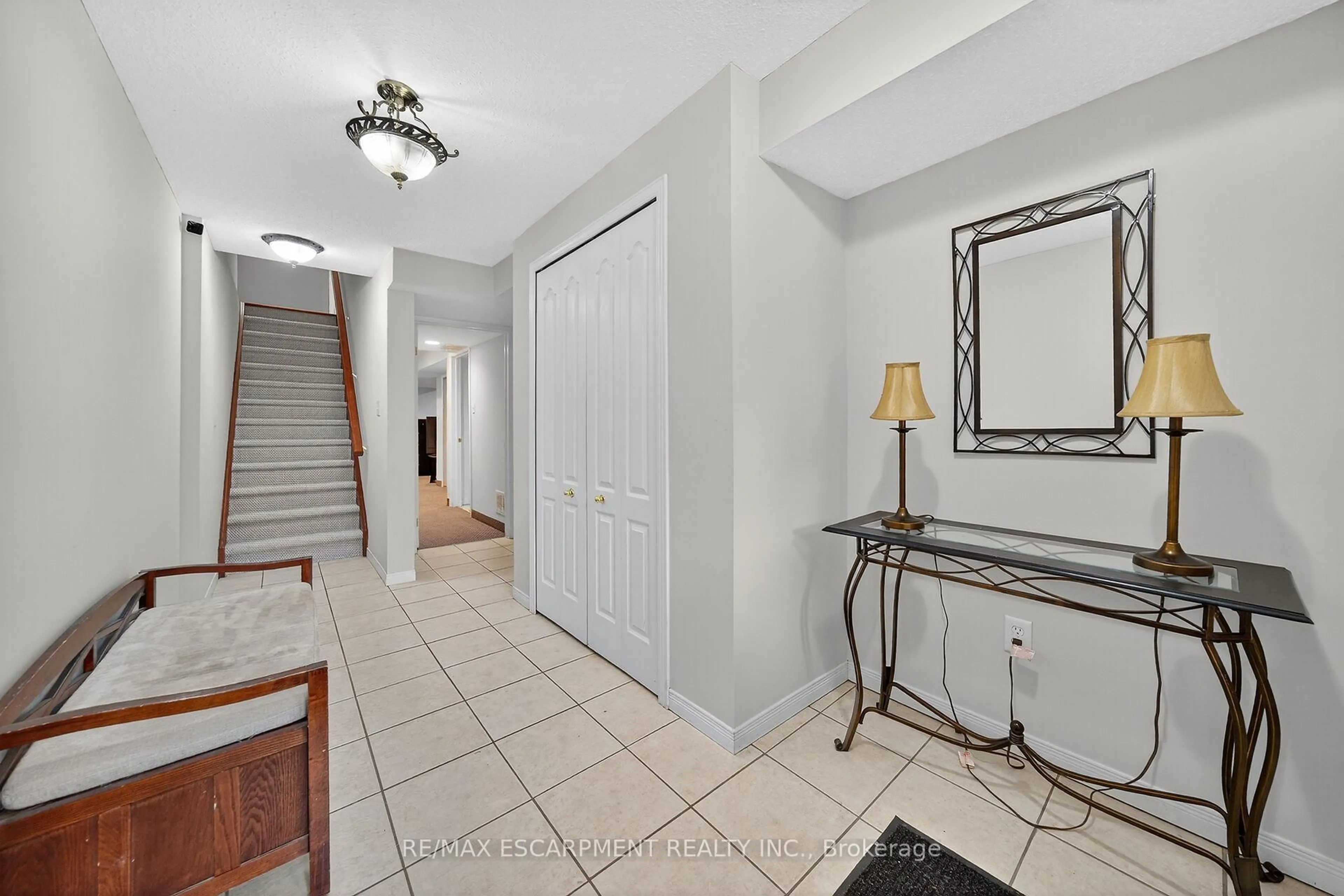 Indoor entryway for 7 Southside Pl #23, Hamilton Ontario L9C 7W6