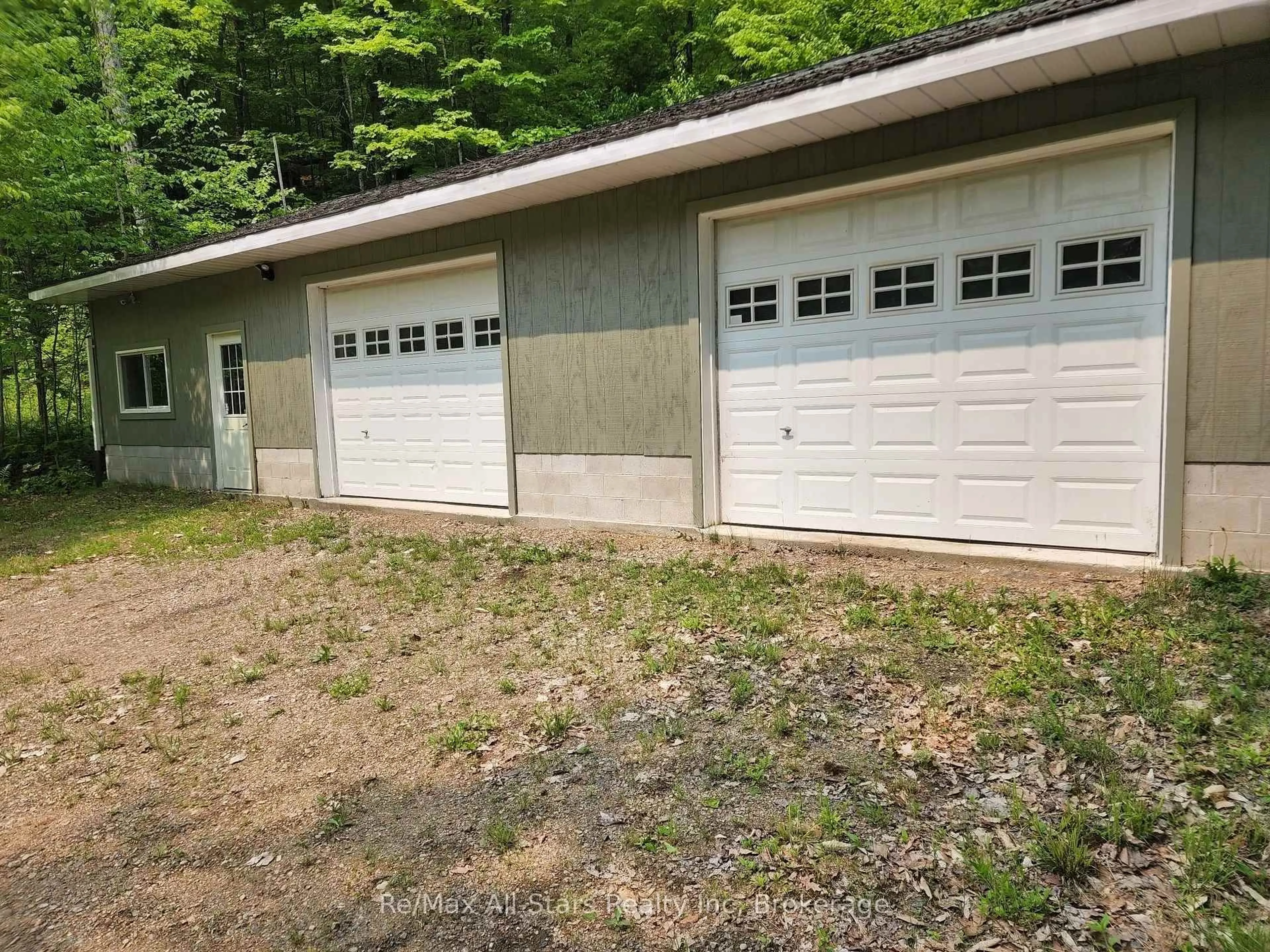 Indoor garage for 1028 Ronville Rd, Lake of Bays Ontario P0A 1H0