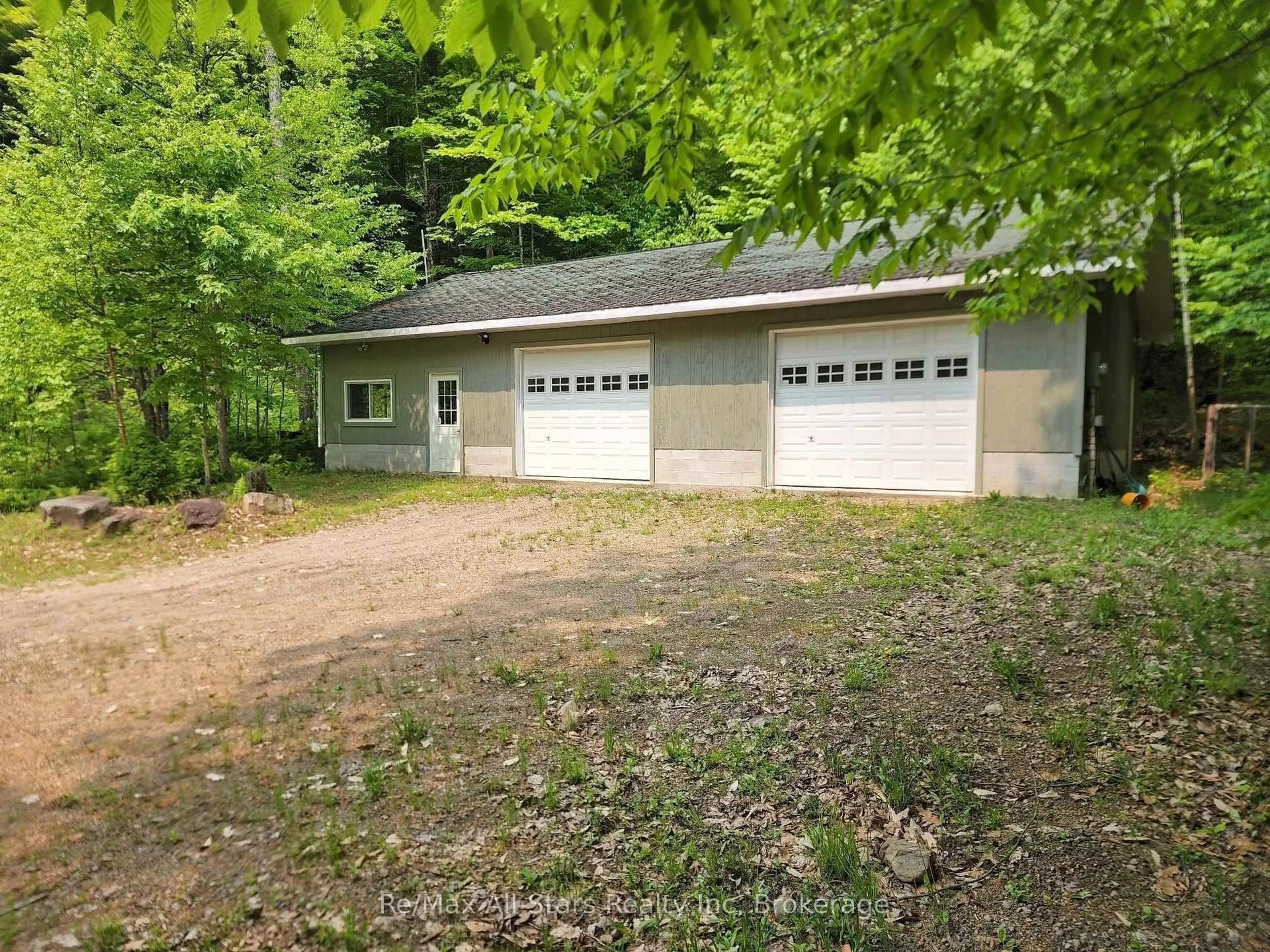 Indoor garage for 1028 Ronville Rd, Lake of Bays Ontario P0A 1H0