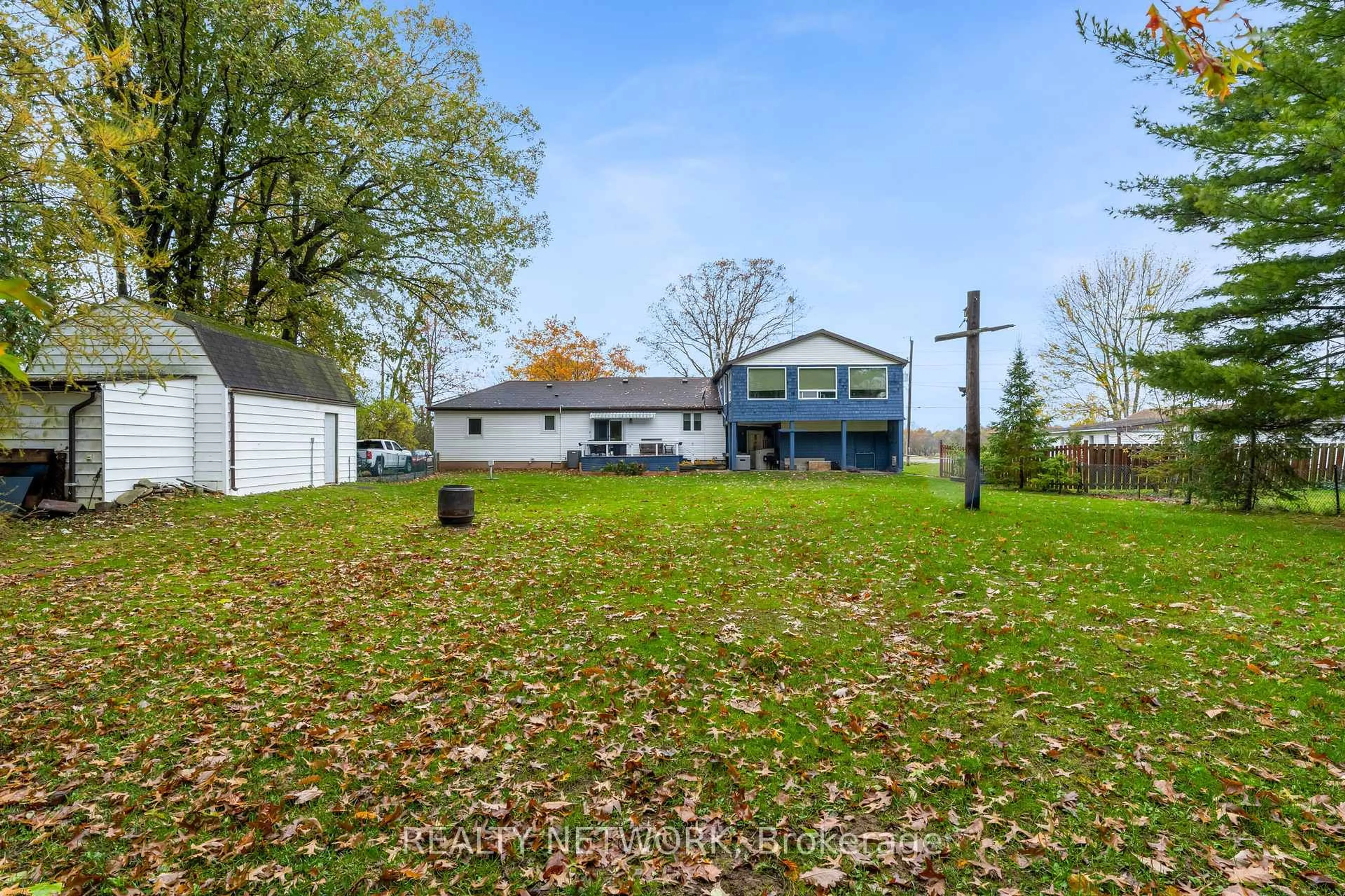 A pic from outside/outdoor area/front of a property/back of a property/a pic from drone, water/lake/river/ocean view for 10042 Wiiloughby Dr, Niagara Falls Ontario L2E 6S6