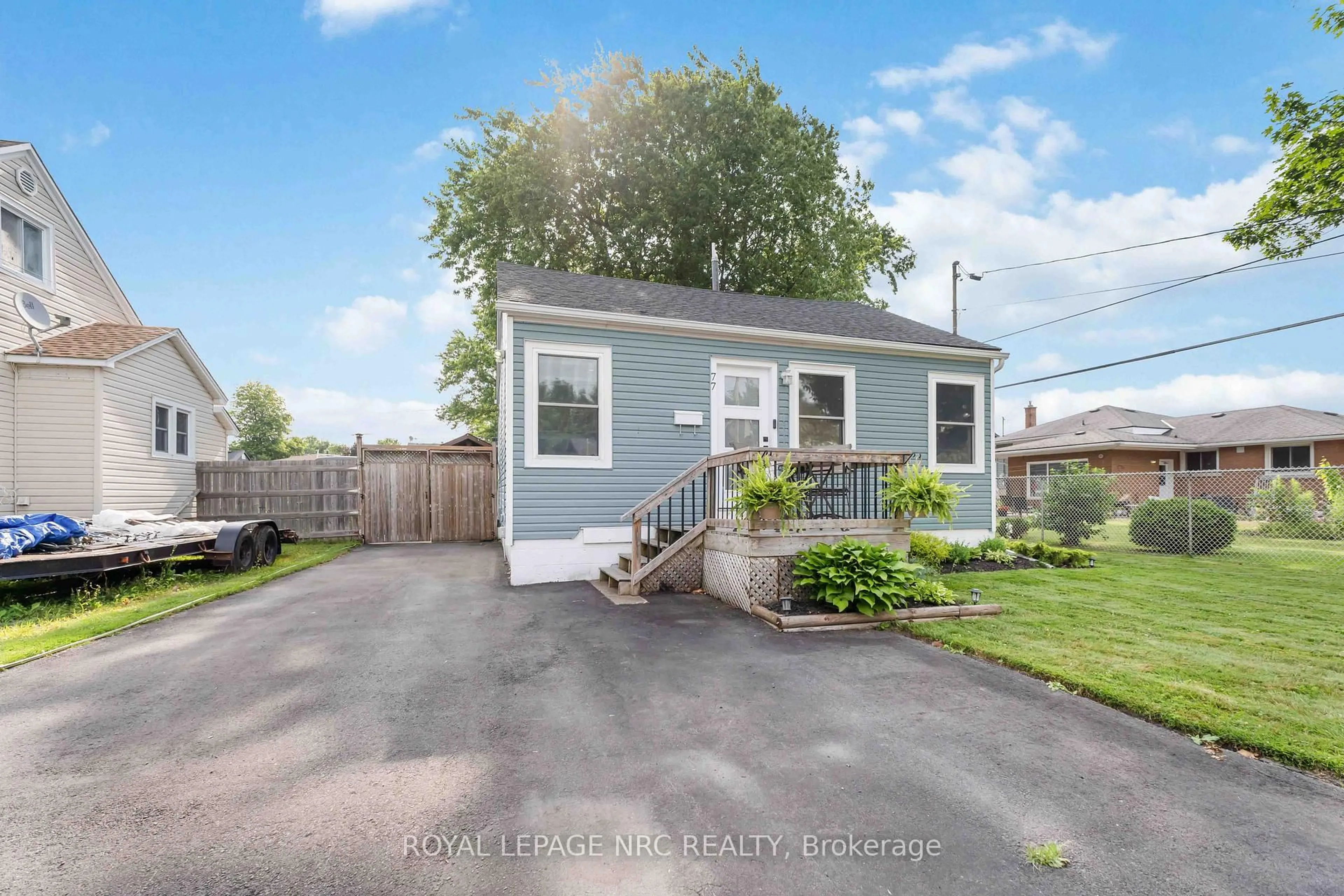 Home with vinyl exterior material, street for 77 Ellen St, Fort Erie Ontario L2A 4C9