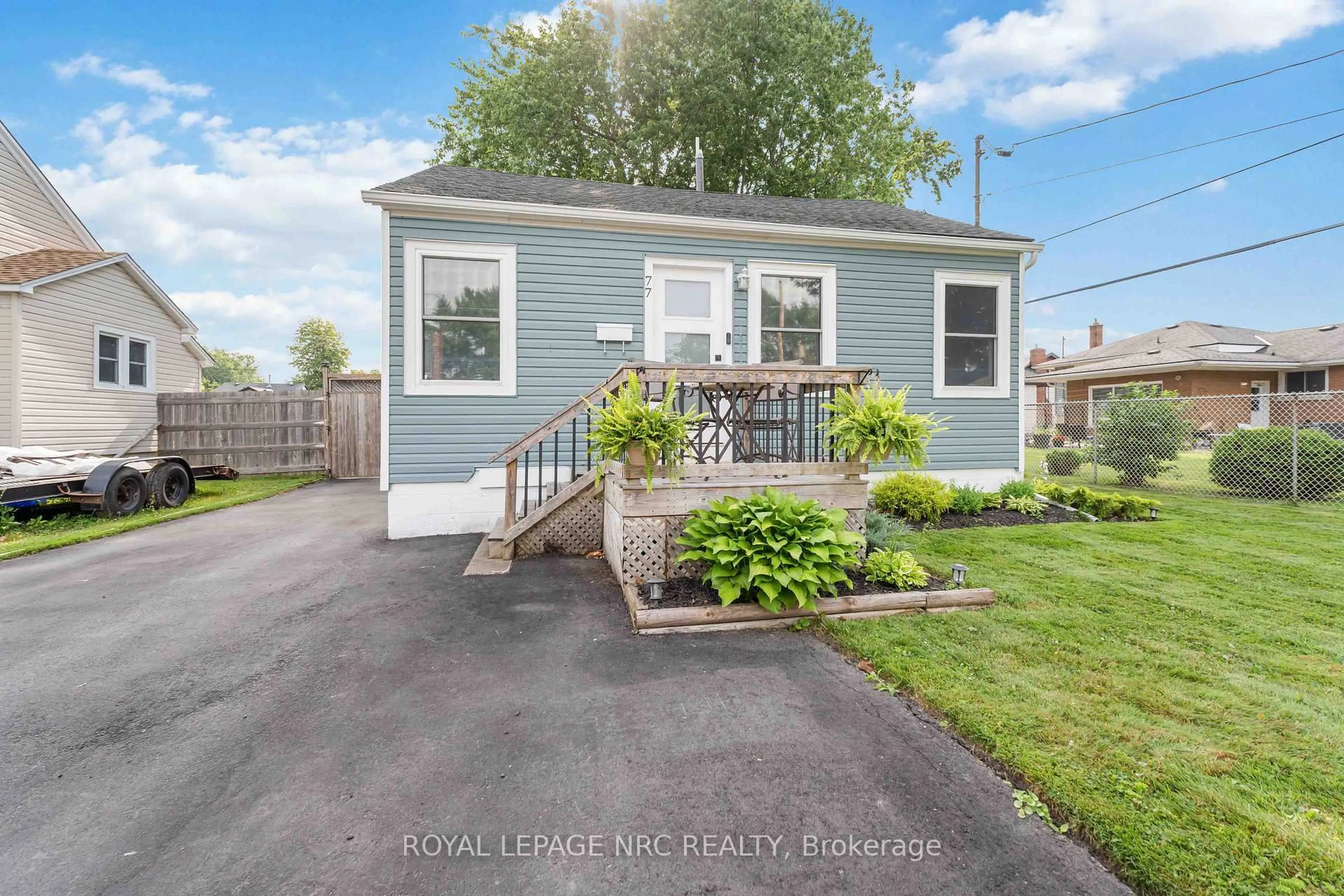 Home with vinyl exterior material, street for 77 Ellen St, Fort Erie Ontario L2A 4C9