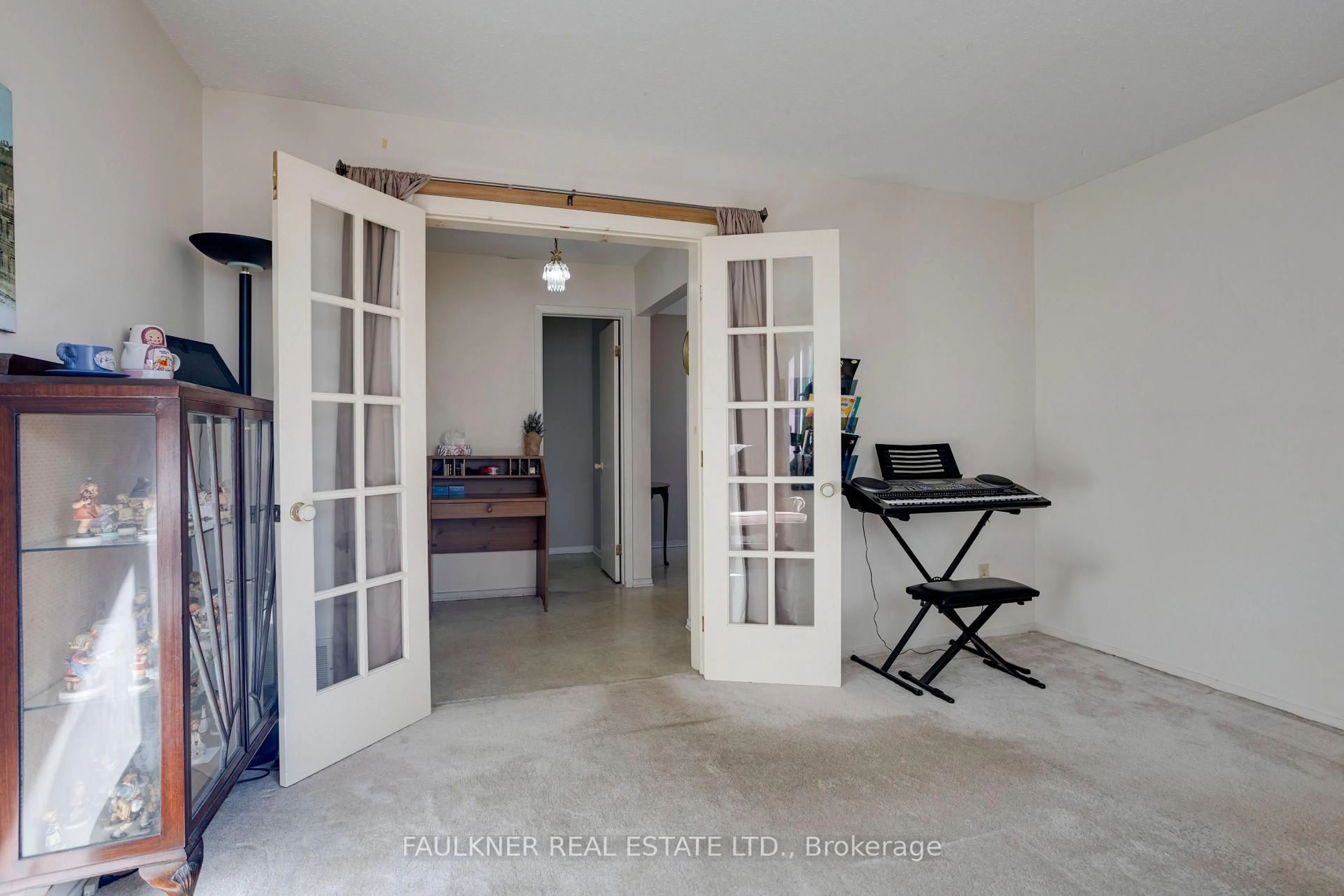 Indoor foyer for 1807 Brousseau Cres, Ottawa Ontario K1C 2Y5