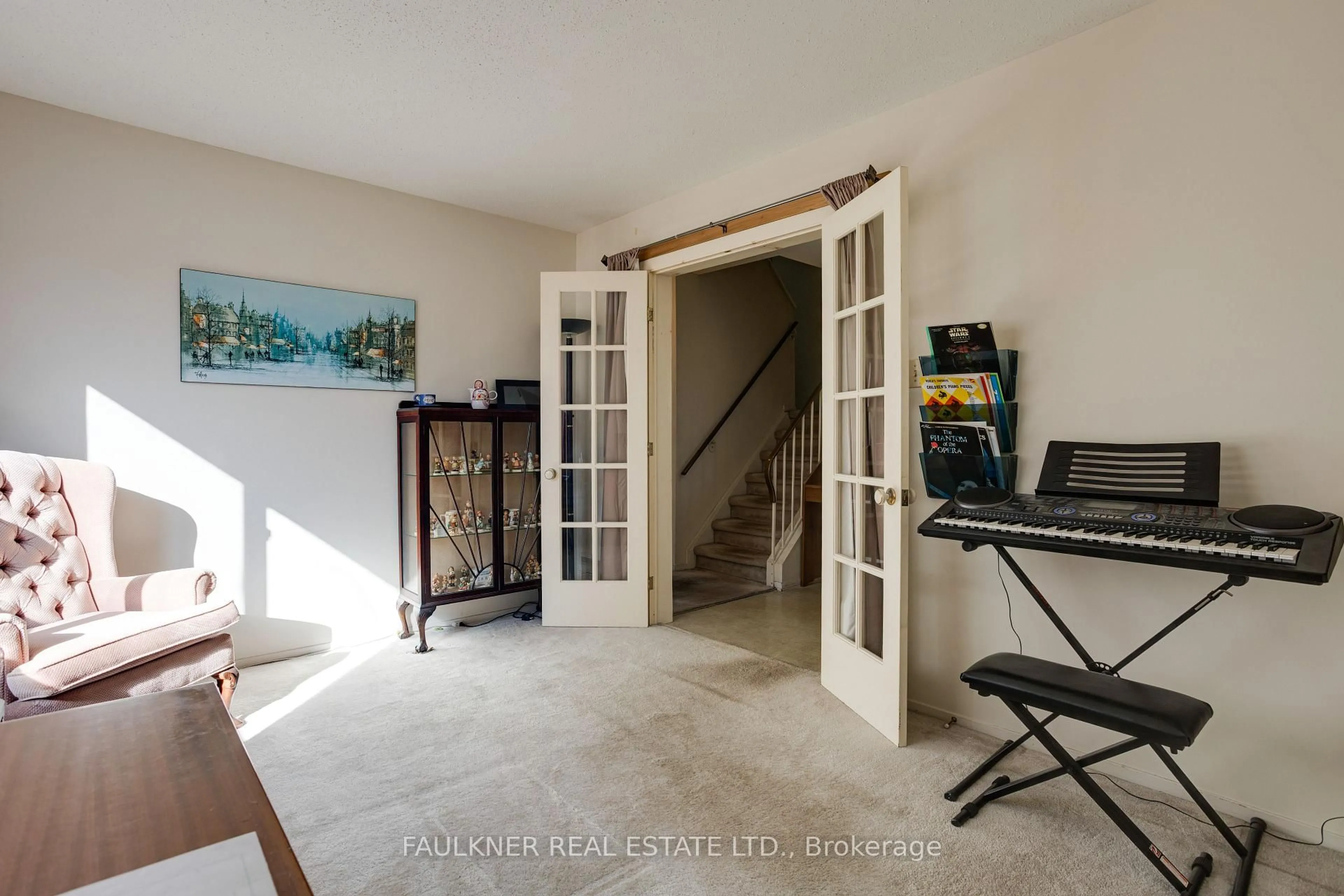Indoor entryway for 1807 Brousseau Cres, Ottawa Ontario K1C 2Y5