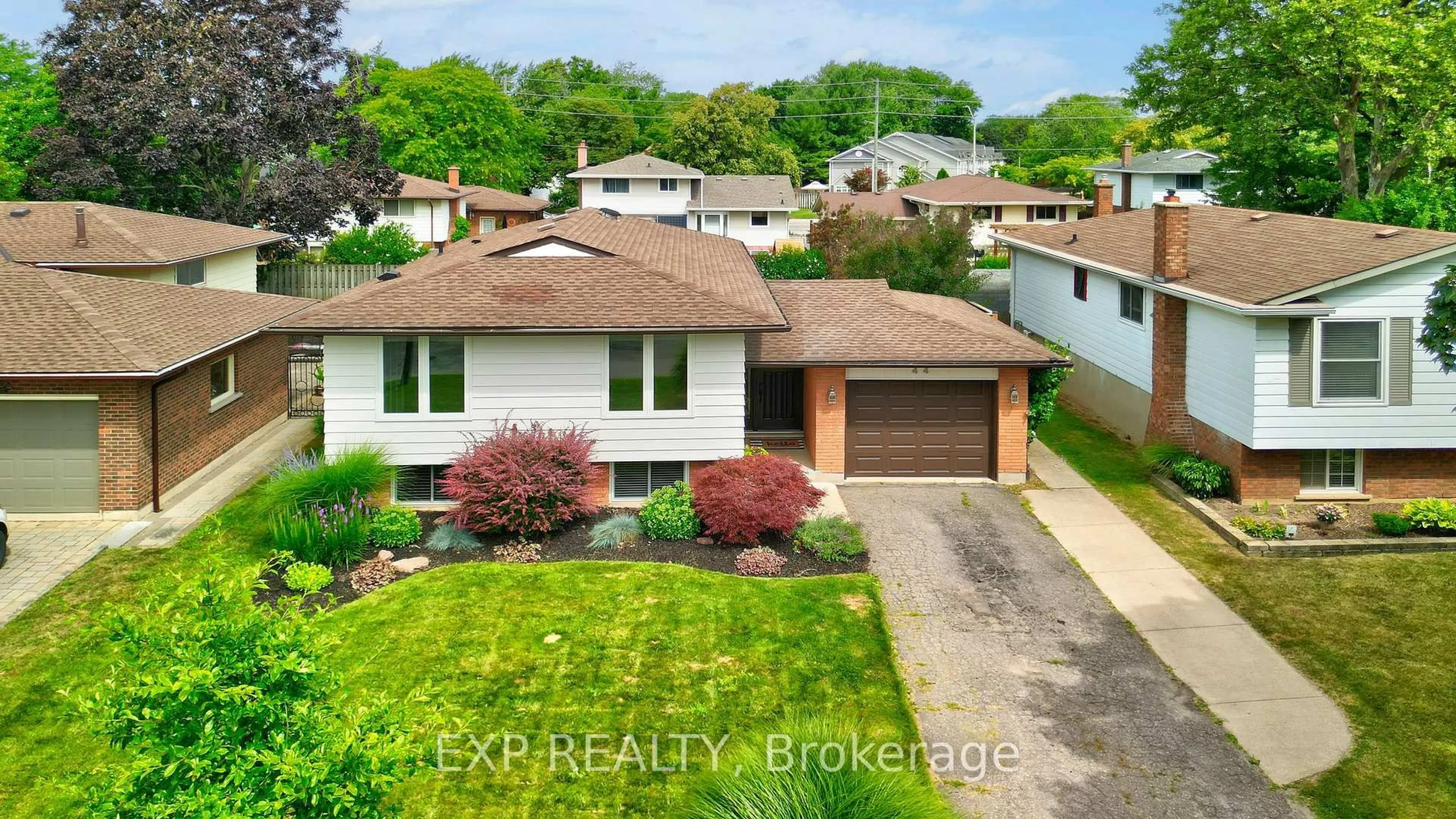 A pic from outside/outdoor area/front of a property/back of a property/a pic from drone, street for 44 Royal Orchard Cres, St. Catharines Ontario L2N 4E9