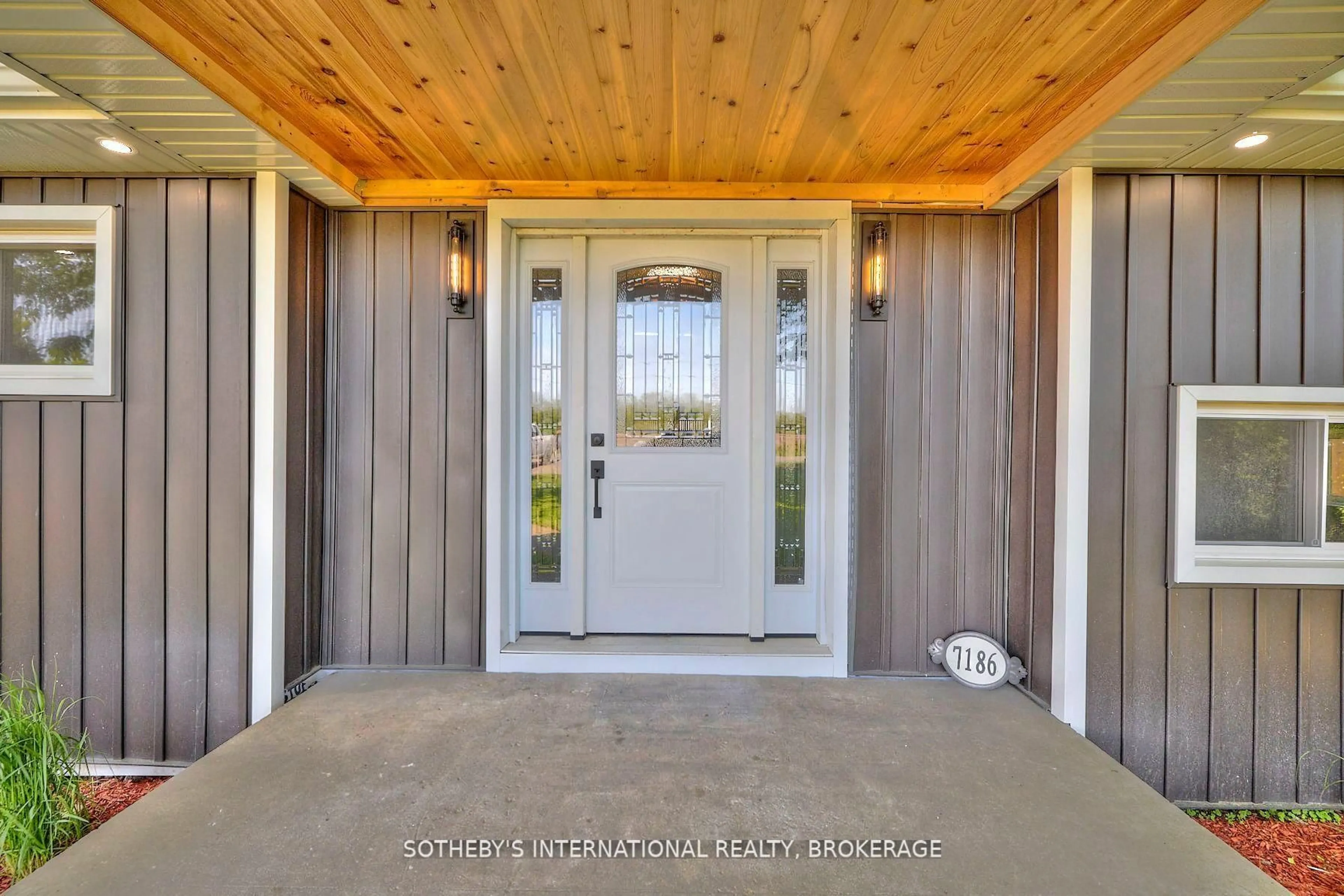 Indoor entryway for 7186 Garner Rd, Niagara Falls Ontario L2H 0X7