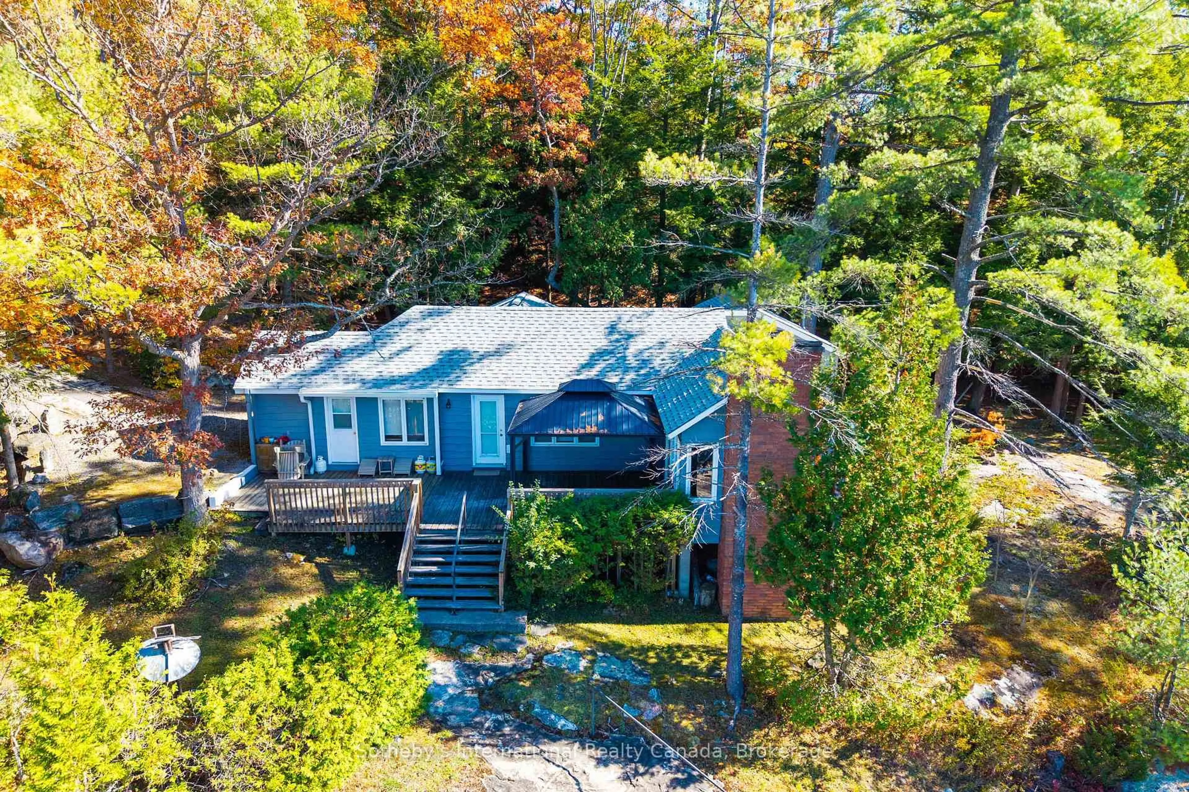 A pic from outside/outdoor area/front of a property/back of a property/a pic from drone, water/lake/river/ocean view for 1-1076 Birch Point Rd, Gravenhurst Ontario P1P 1R1