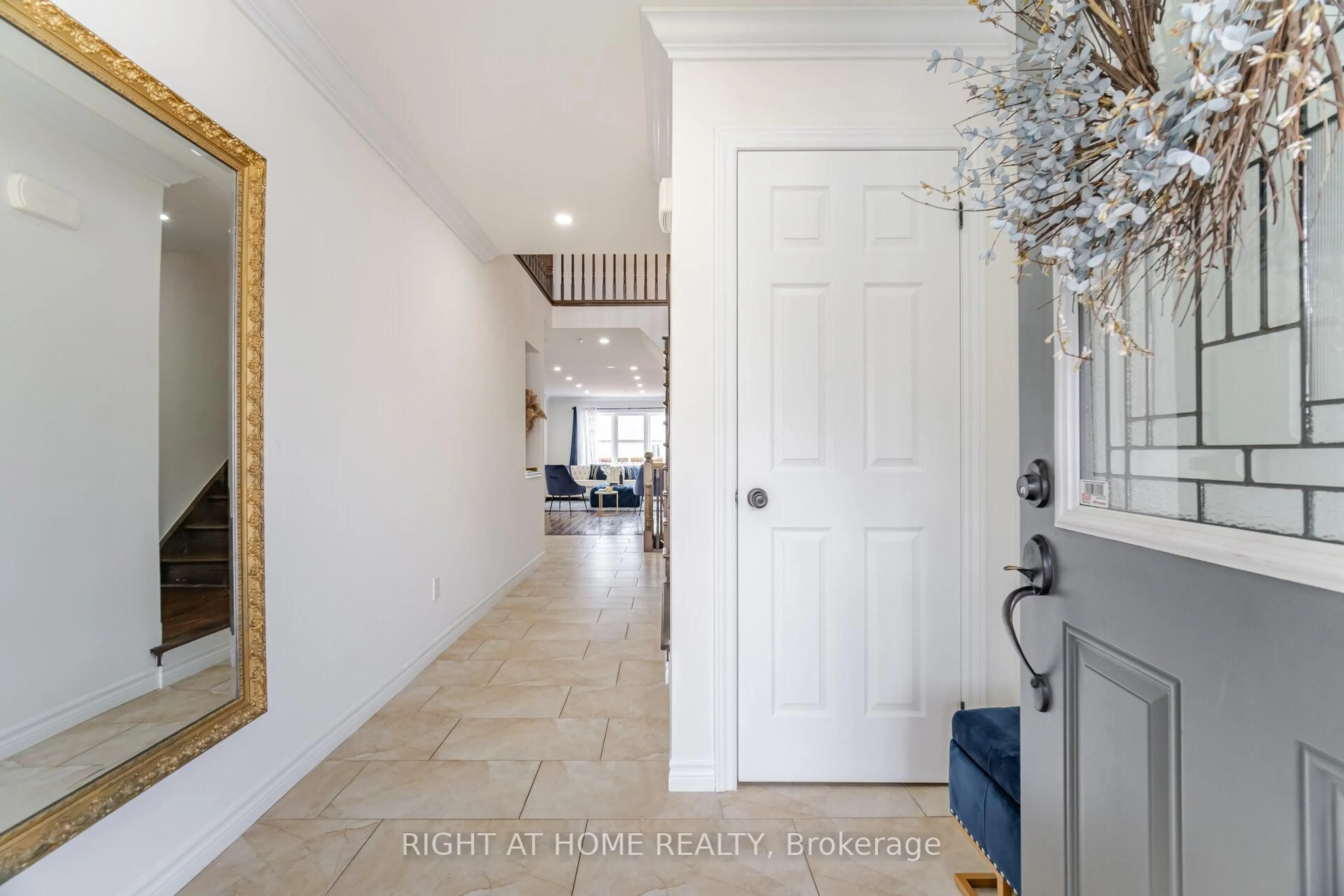 Indoor entryway for 132 Coker Cres, Guelph/Eramosa Ontario N0B 2K0