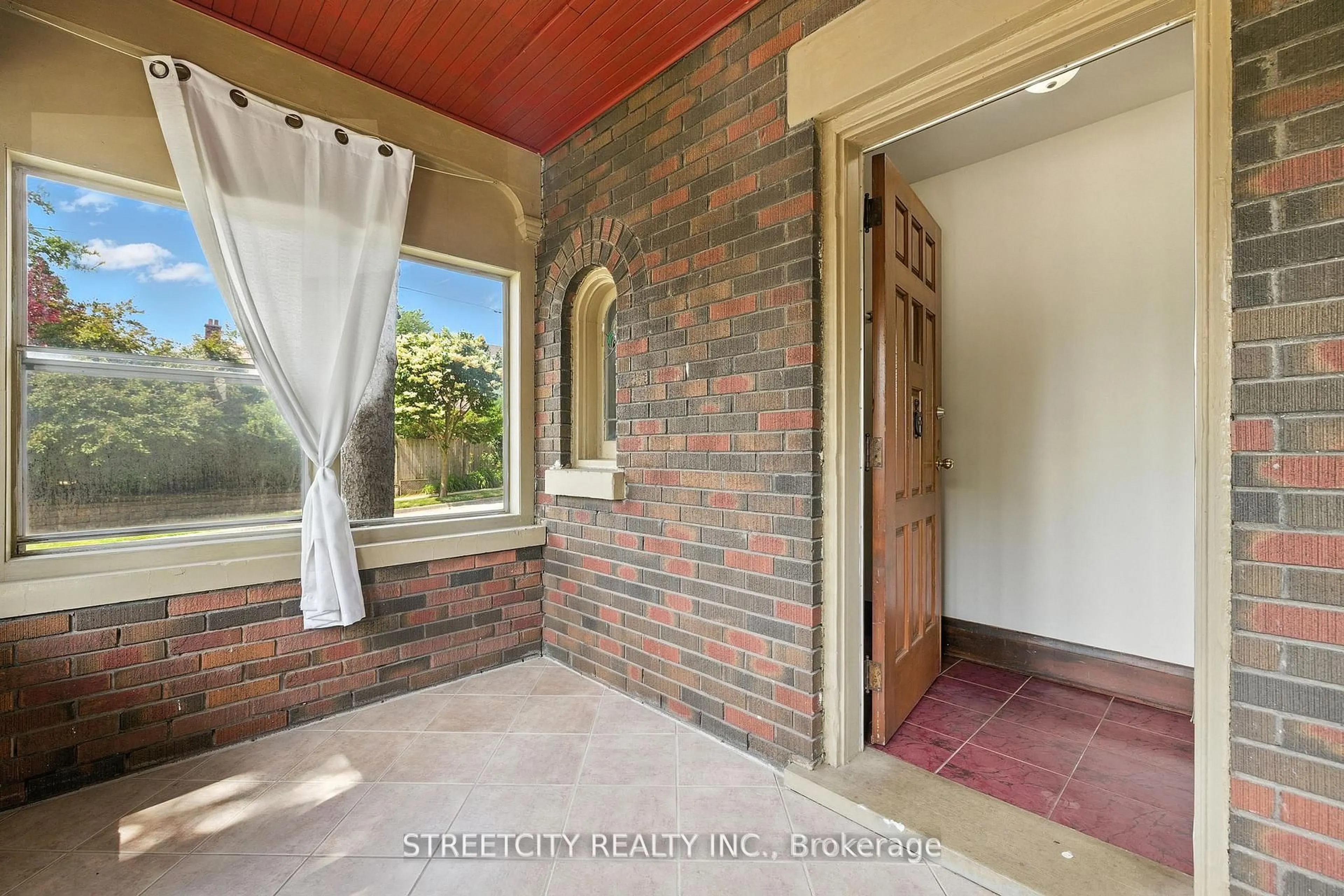 Indoor entryway for 418 Ashland Ave, London East Ontario N5W 4G3