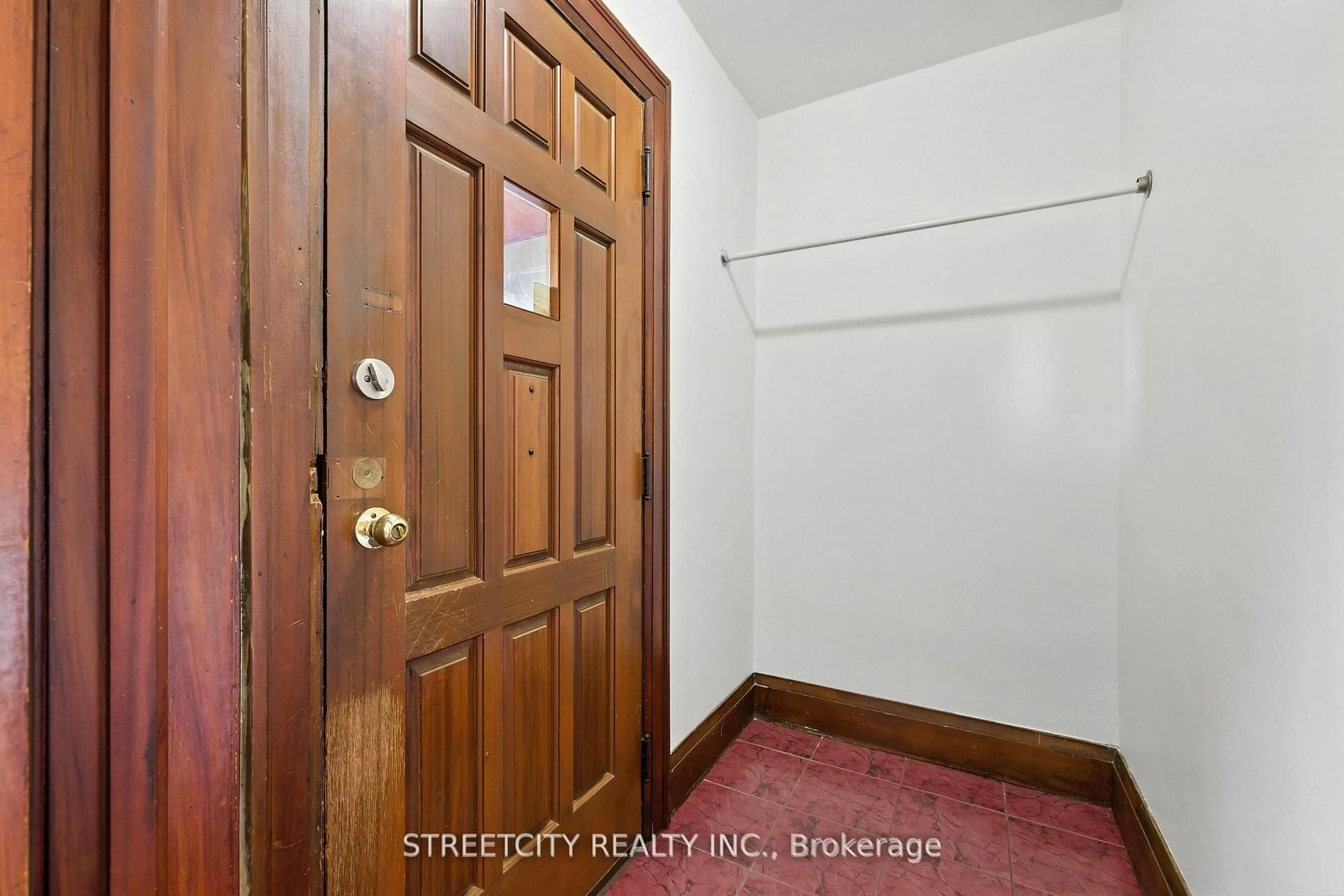 Indoor entryway for 418 Ashland Ave, London East Ontario N5W 4G3