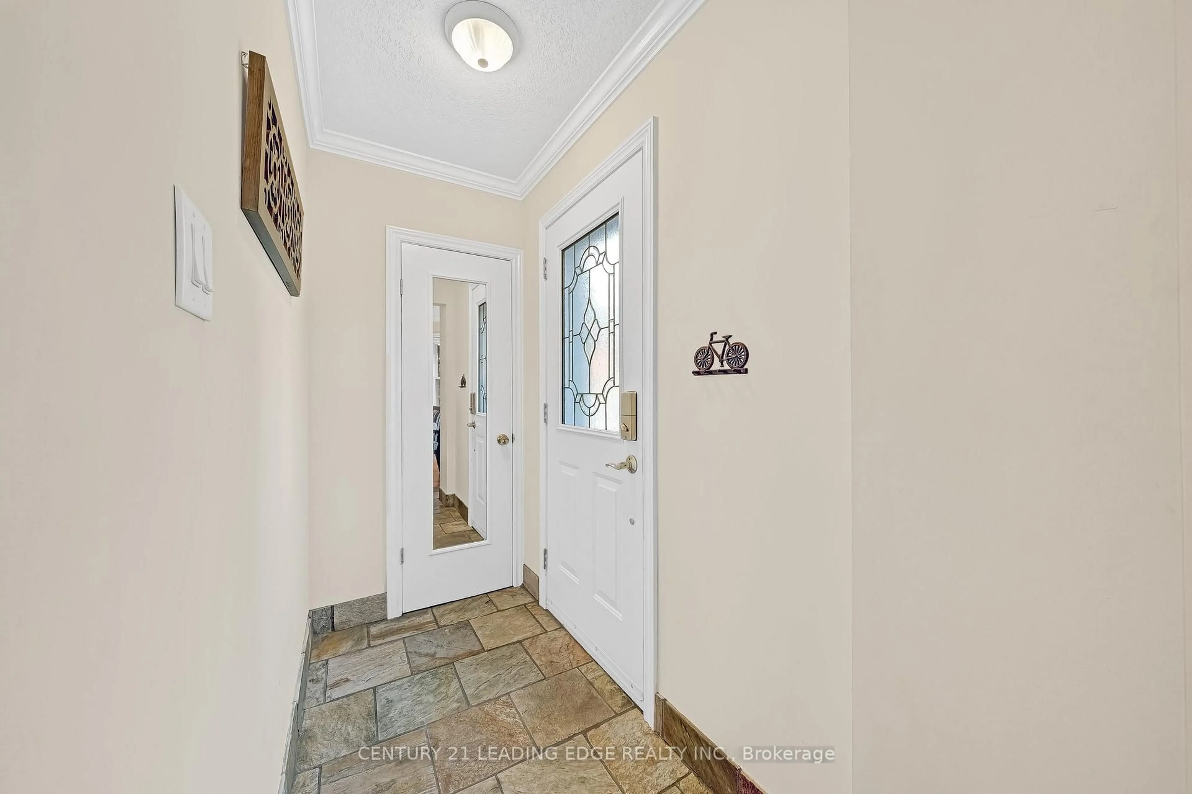 Indoor entryway for 215 Wexford Ave, Hamilton Ontario L8K 2P1