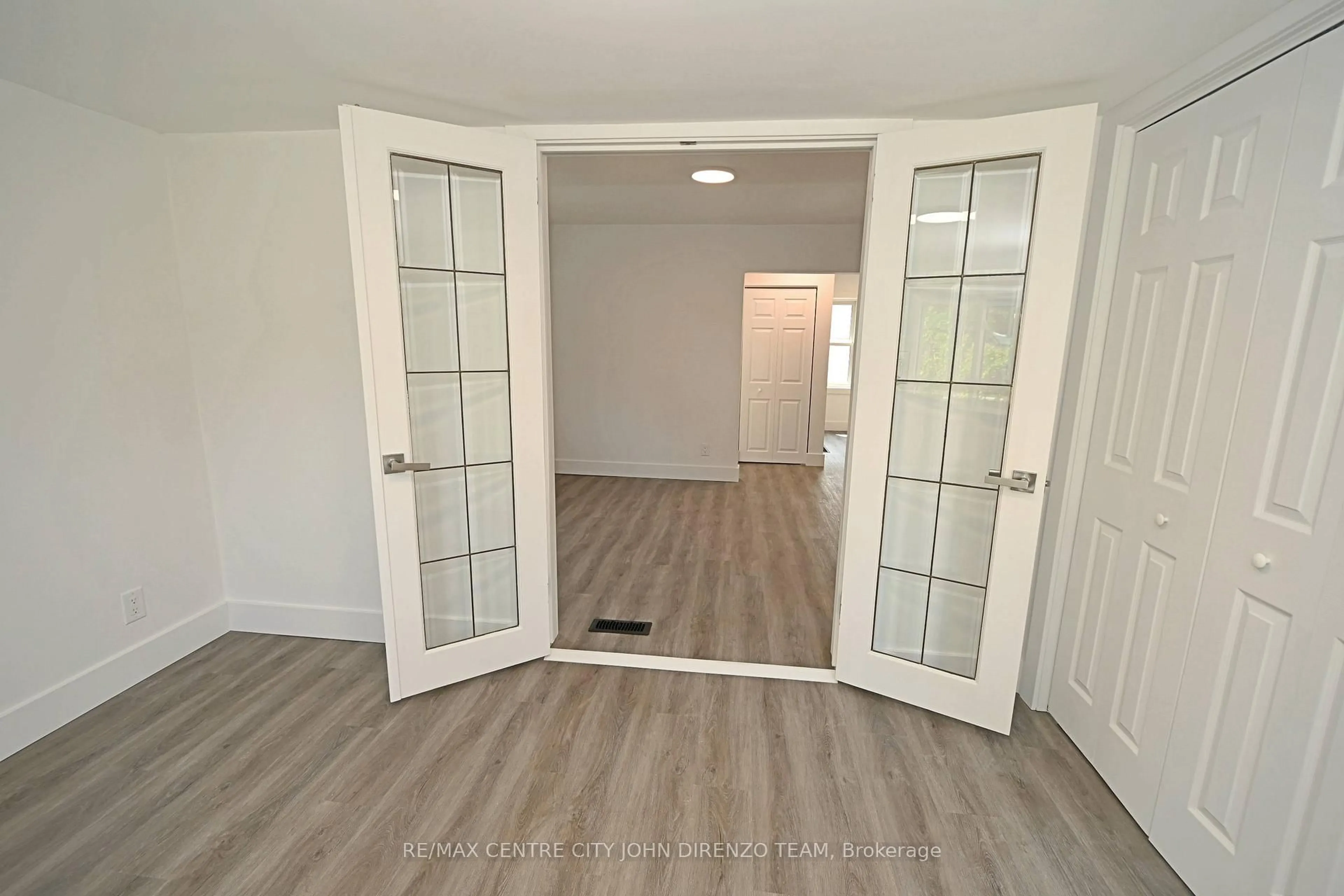 Indoor entryway for 52 Woodworth Ave, St. Thomas Ontario N5P 3J8