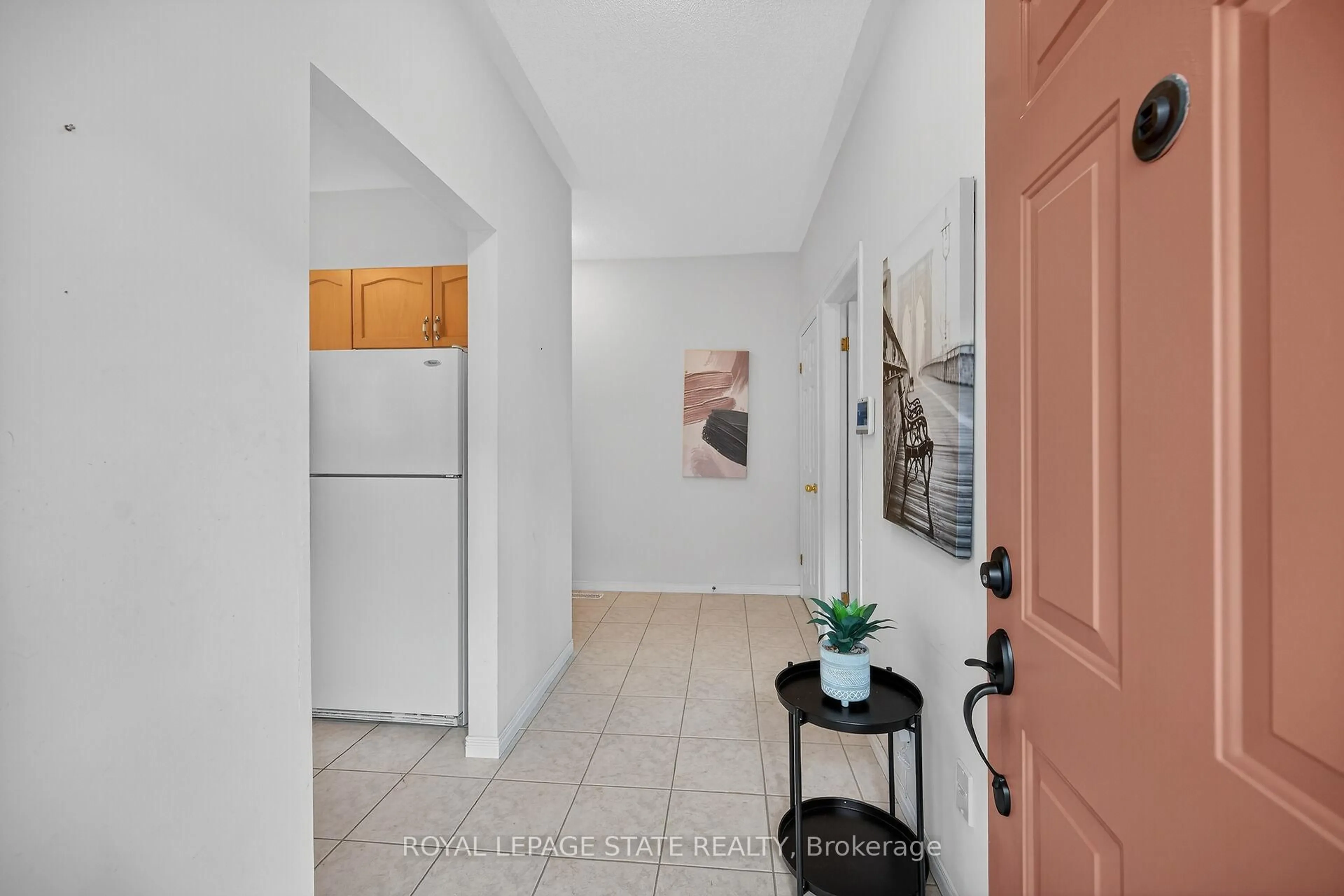 Indoor entryway for 213 Nash Rd #33, Hamilton Ontario L8K 6S2