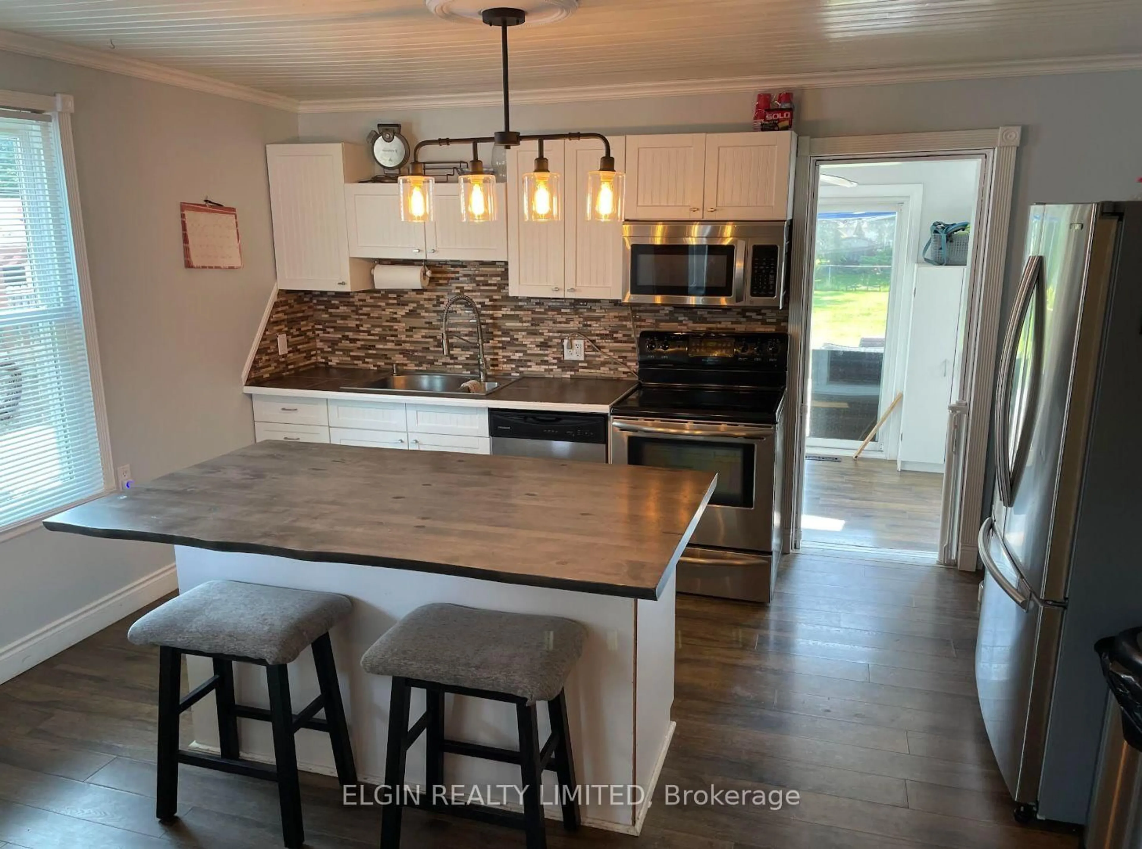 Open concept kitchen, ceramic/tile floor for 115 Balaclava St, St. Thomas Ontario N5P 3C8