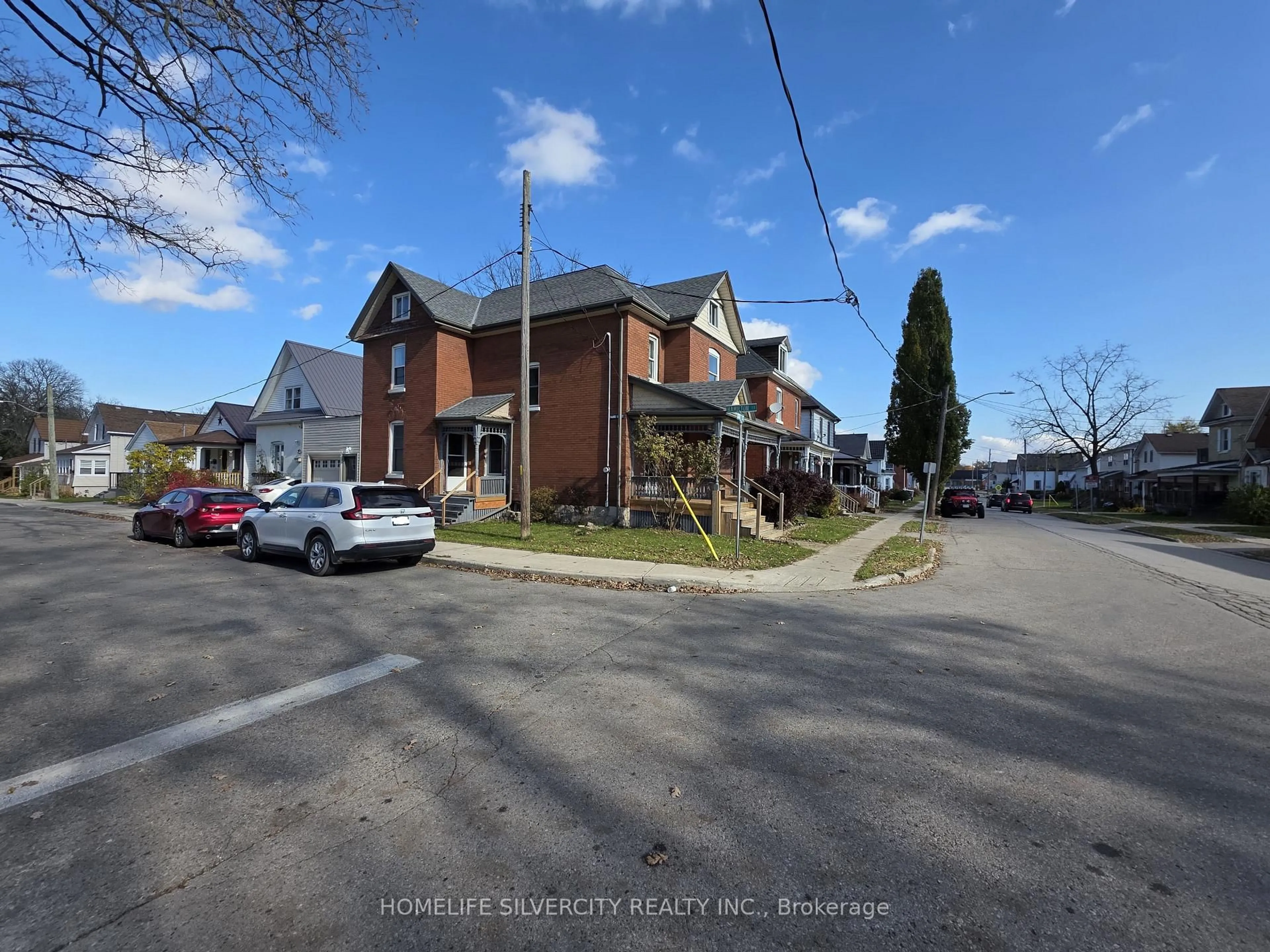 A pic from outside/outdoor area/front of a property/back of a property/a pic from drone, street for 79 Scott St, St. Thomas Ontario N5P 1L1