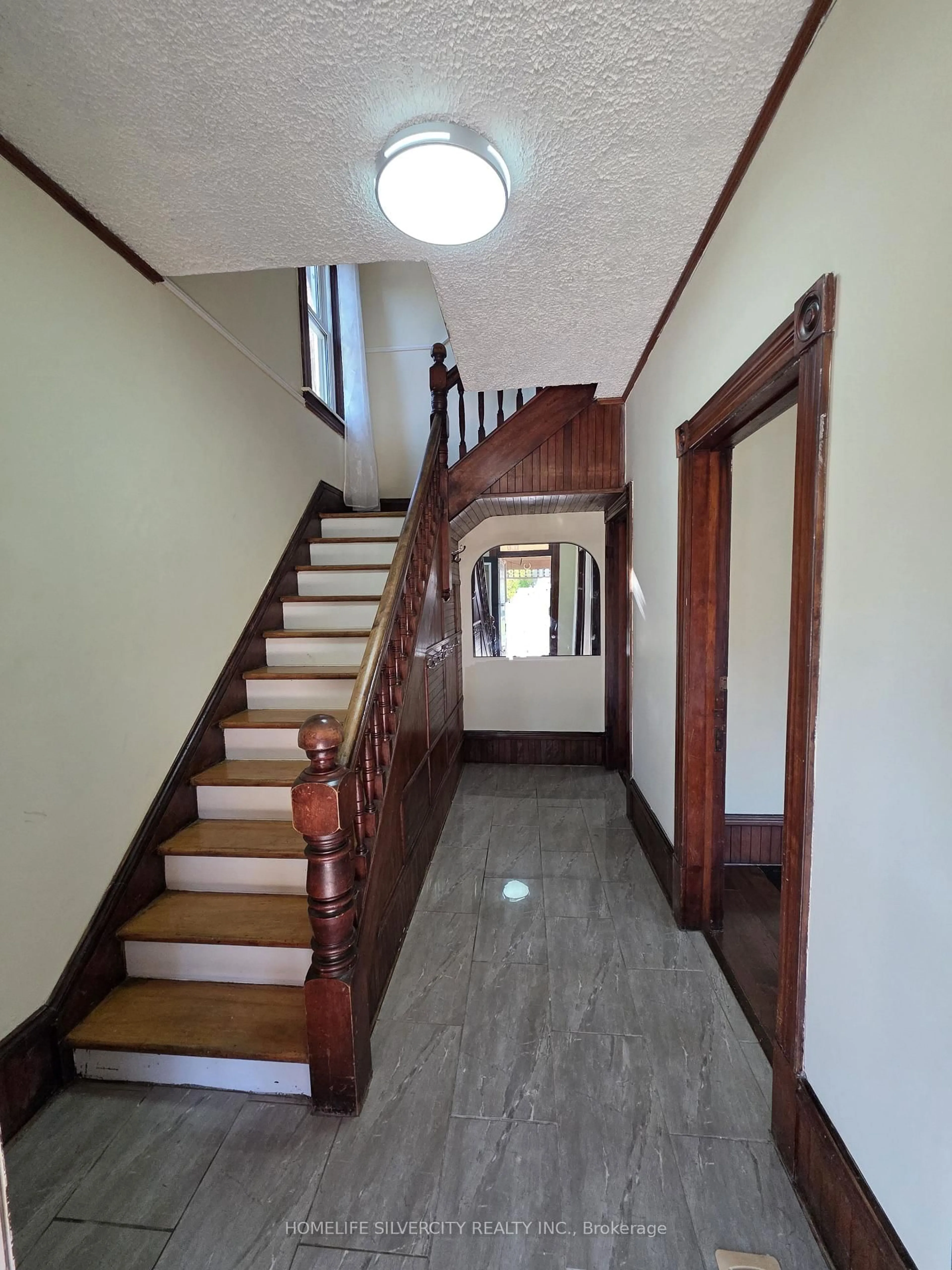 Indoor foyer for 79 Scott St, St. Thomas Ontario N5P 1L1