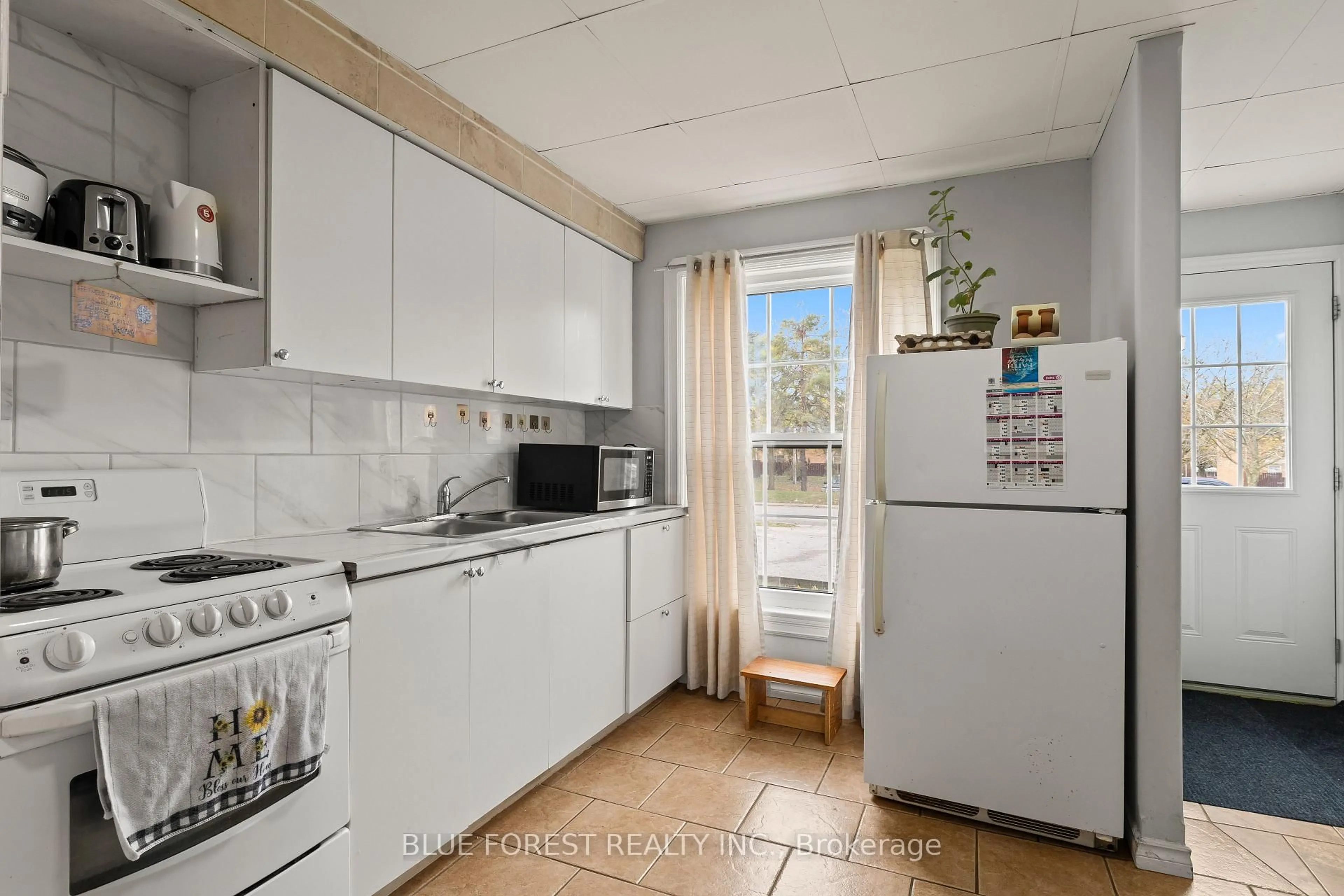 Standard kitchen, unknown for 63 Arbour Glen Cres, London East Ontario N5Y 1Z9