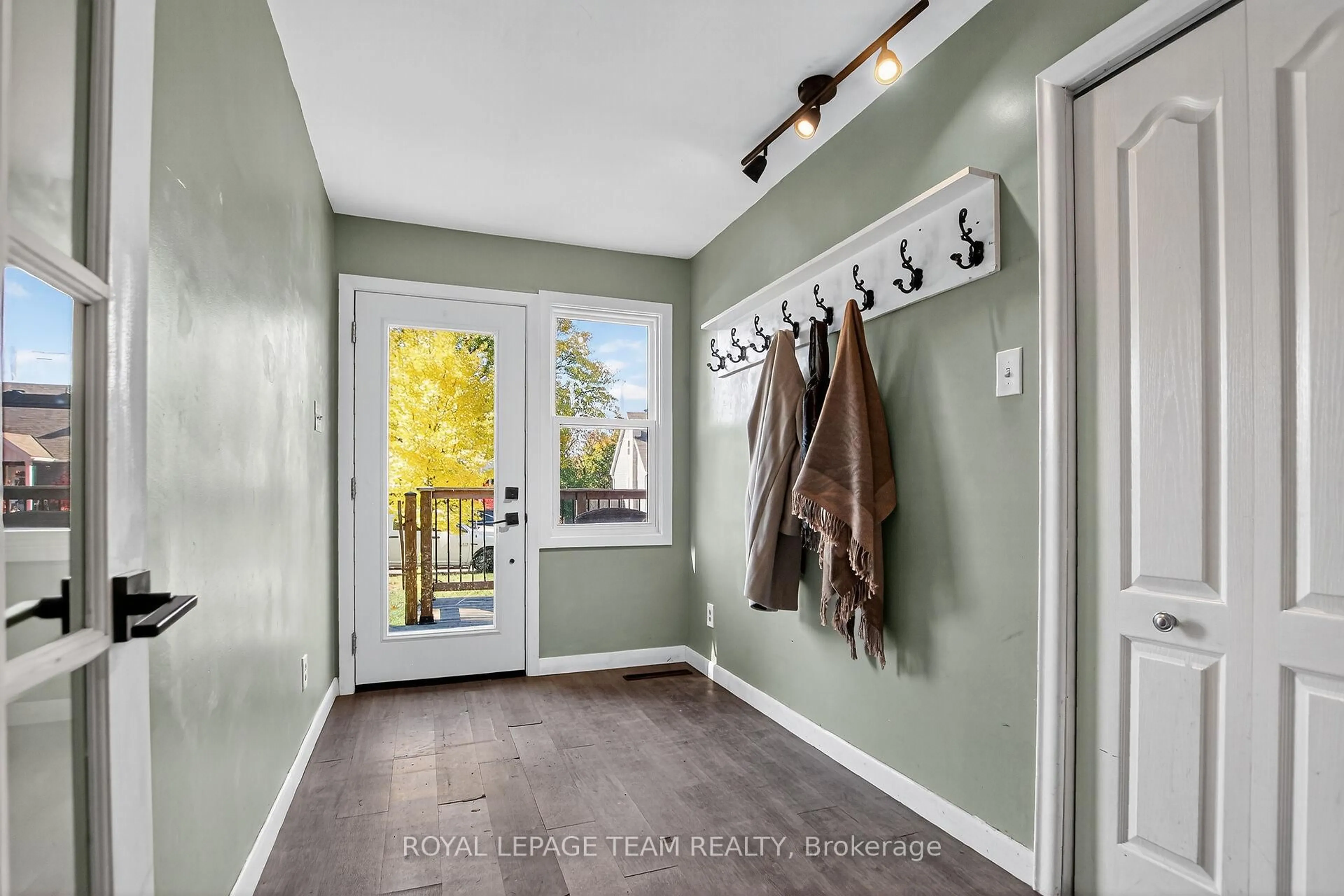 Indoor entryway for 913 Rex Ave, Ottawa Ontario K2A 2P6