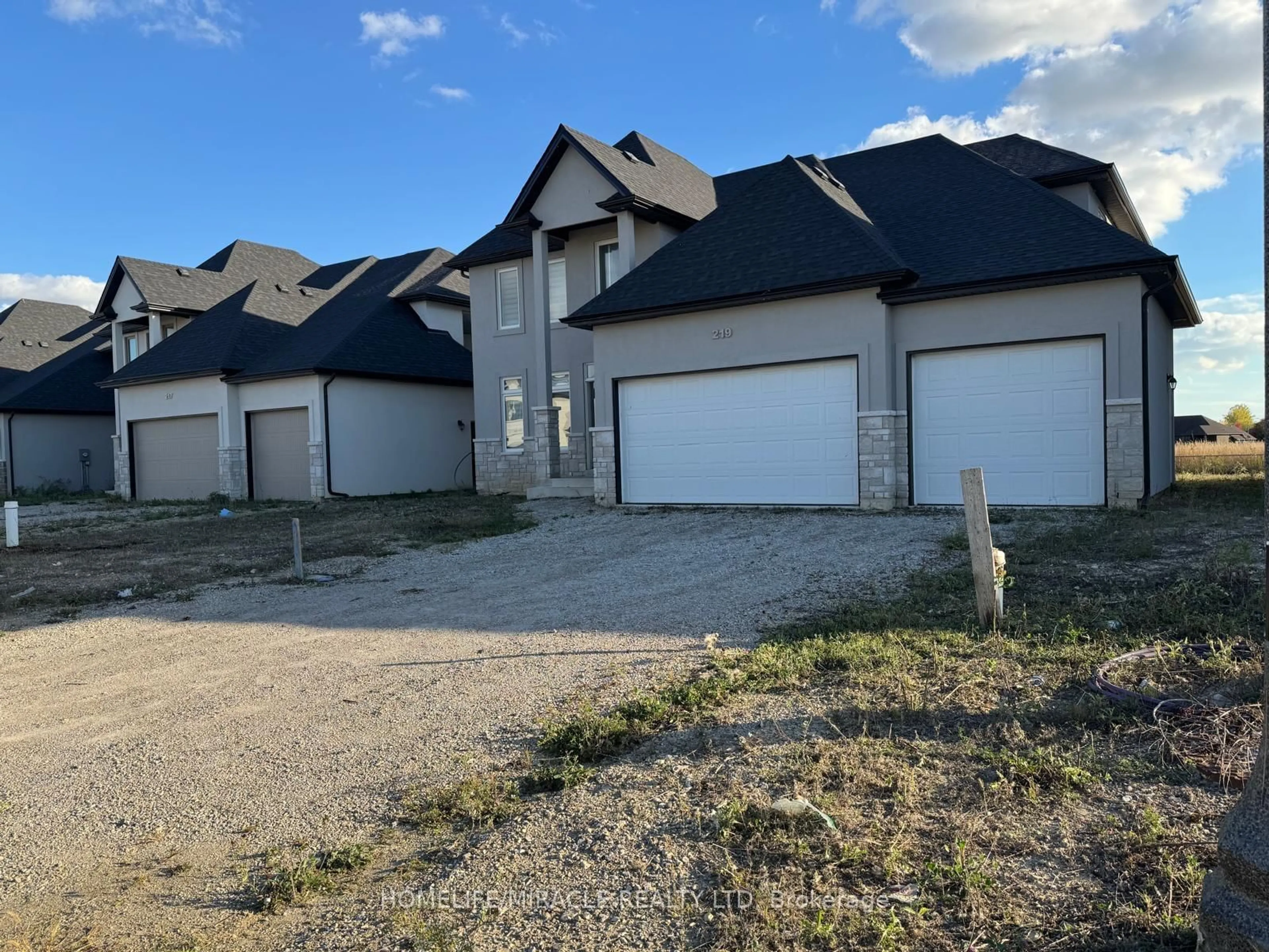 A pic from outside/outdoor area/front of a property/back of a property/a pic from drone, street for 219 Cowan Crt, Amherstburg Ontario N9V 0G9