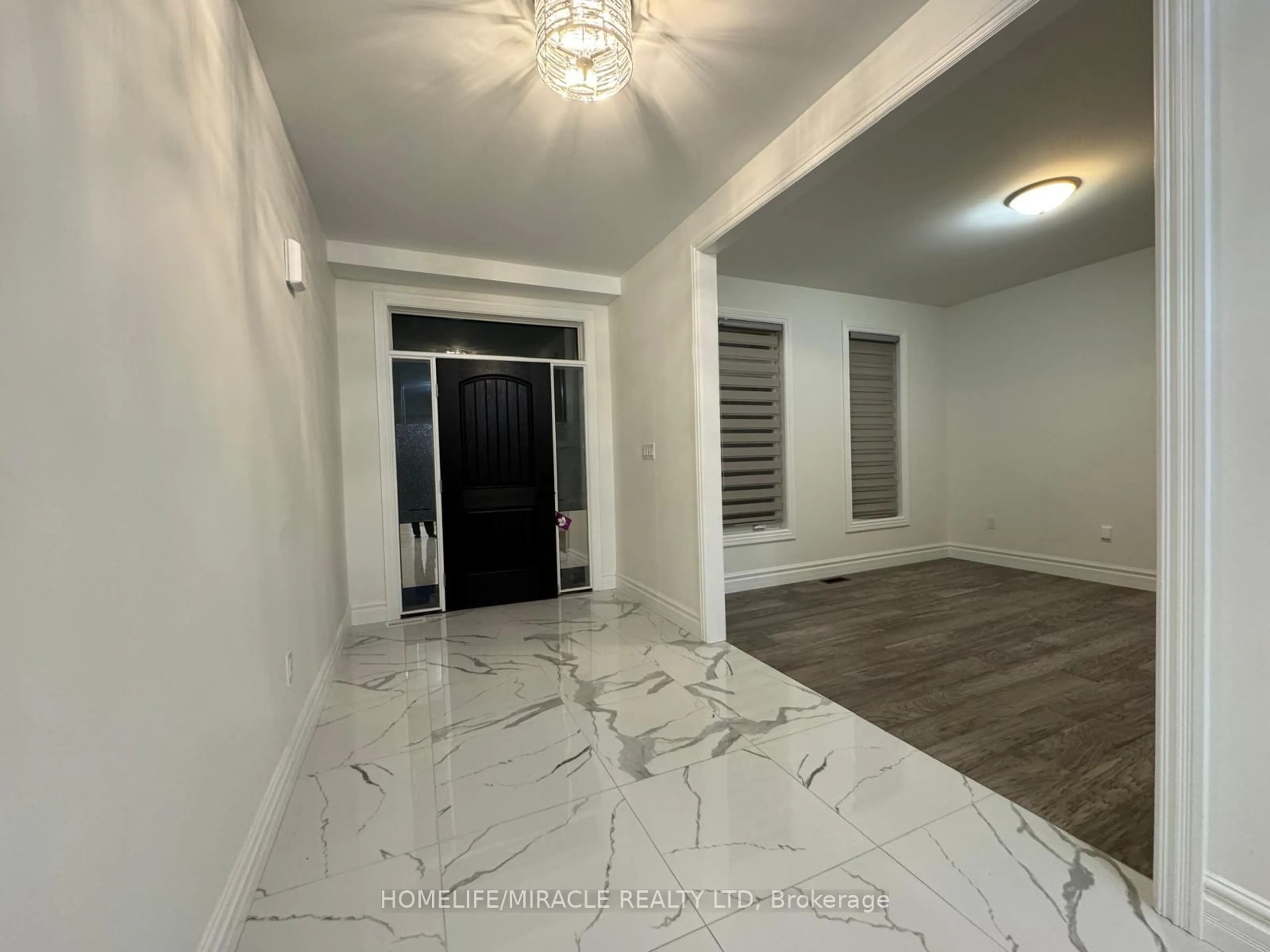 Indoor foyer for 219 Cowan Crt, Amherstburg Ontario N9V 0G9