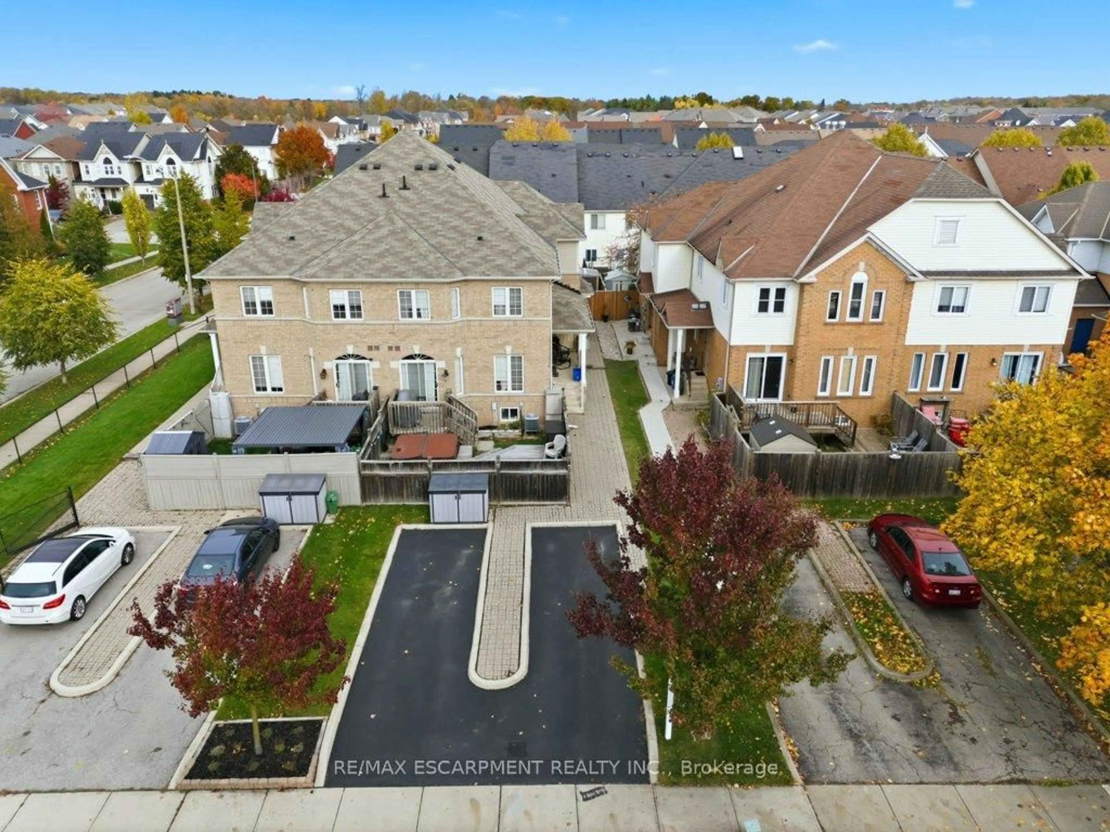 A pic from outside/outdoor area/front of a property/back of a property/a pic from drone, street for 113 Thornlodge Dr, Hamilton Ontario L8B 0N4