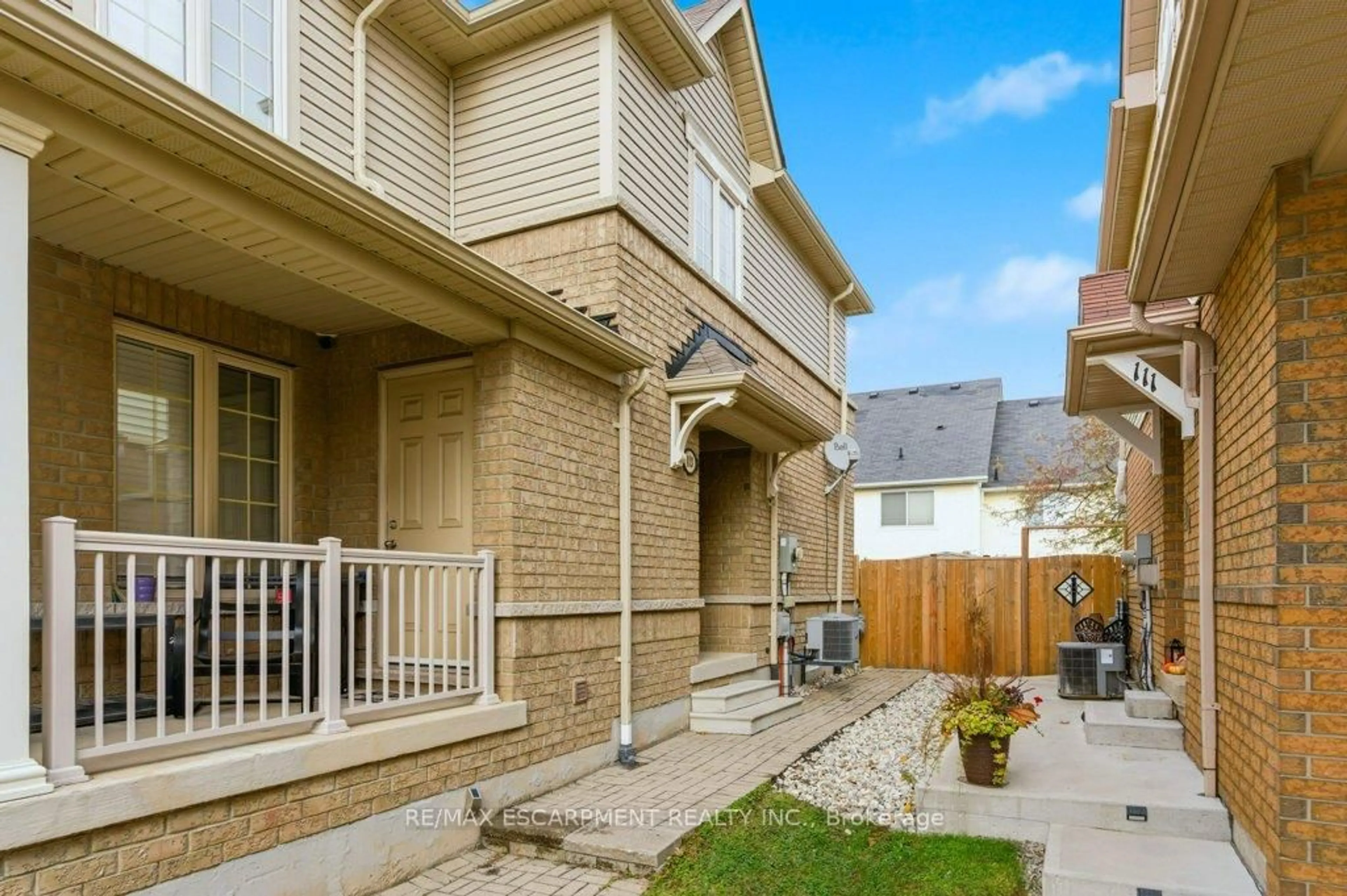Patio, street for 113 Thornlodge Dr, Hamilton Ontario L8B 0N4