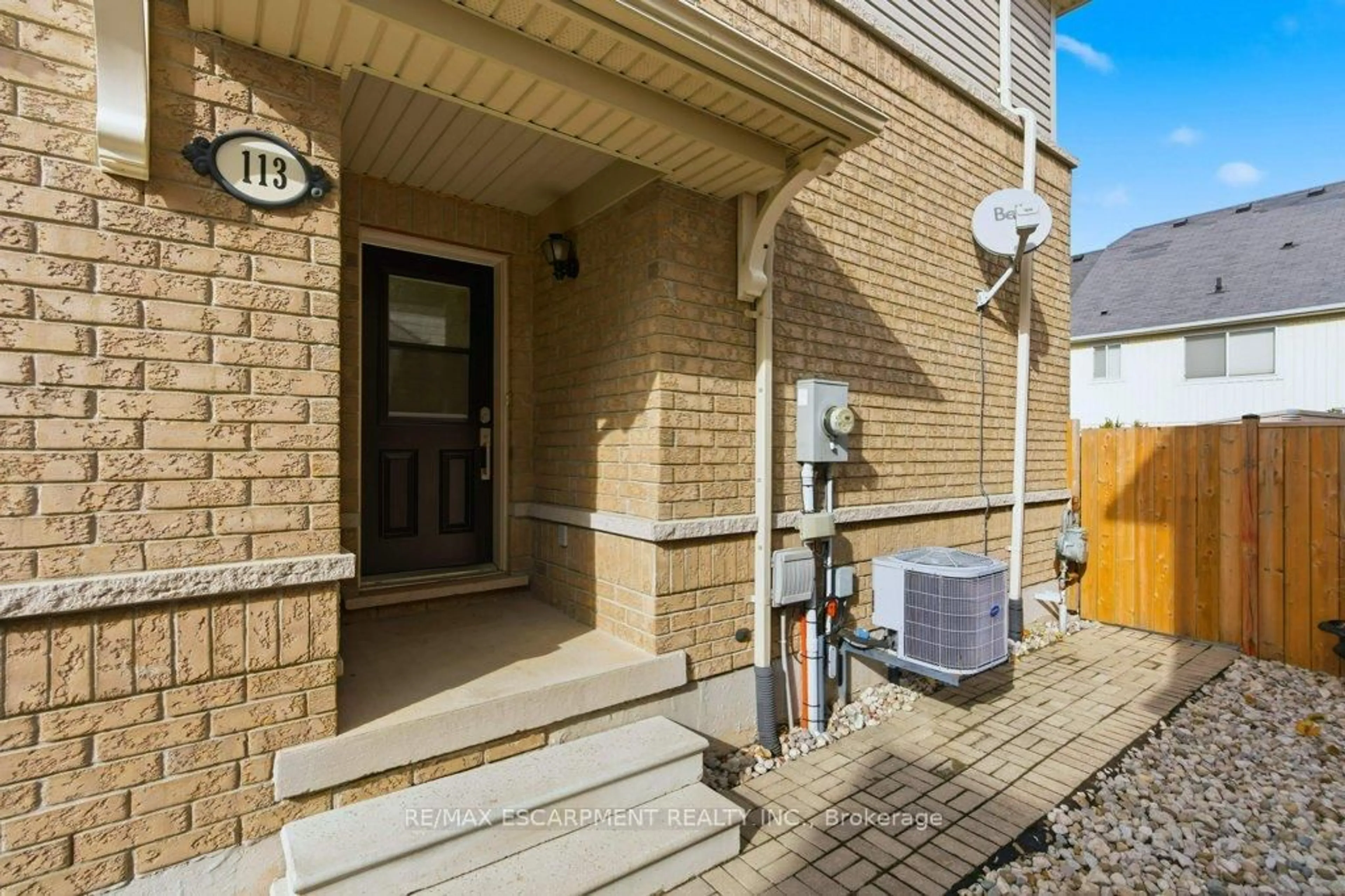 Patio, street for 113 Thornlodge Dr, Hamilton Ontario L8B 0N4