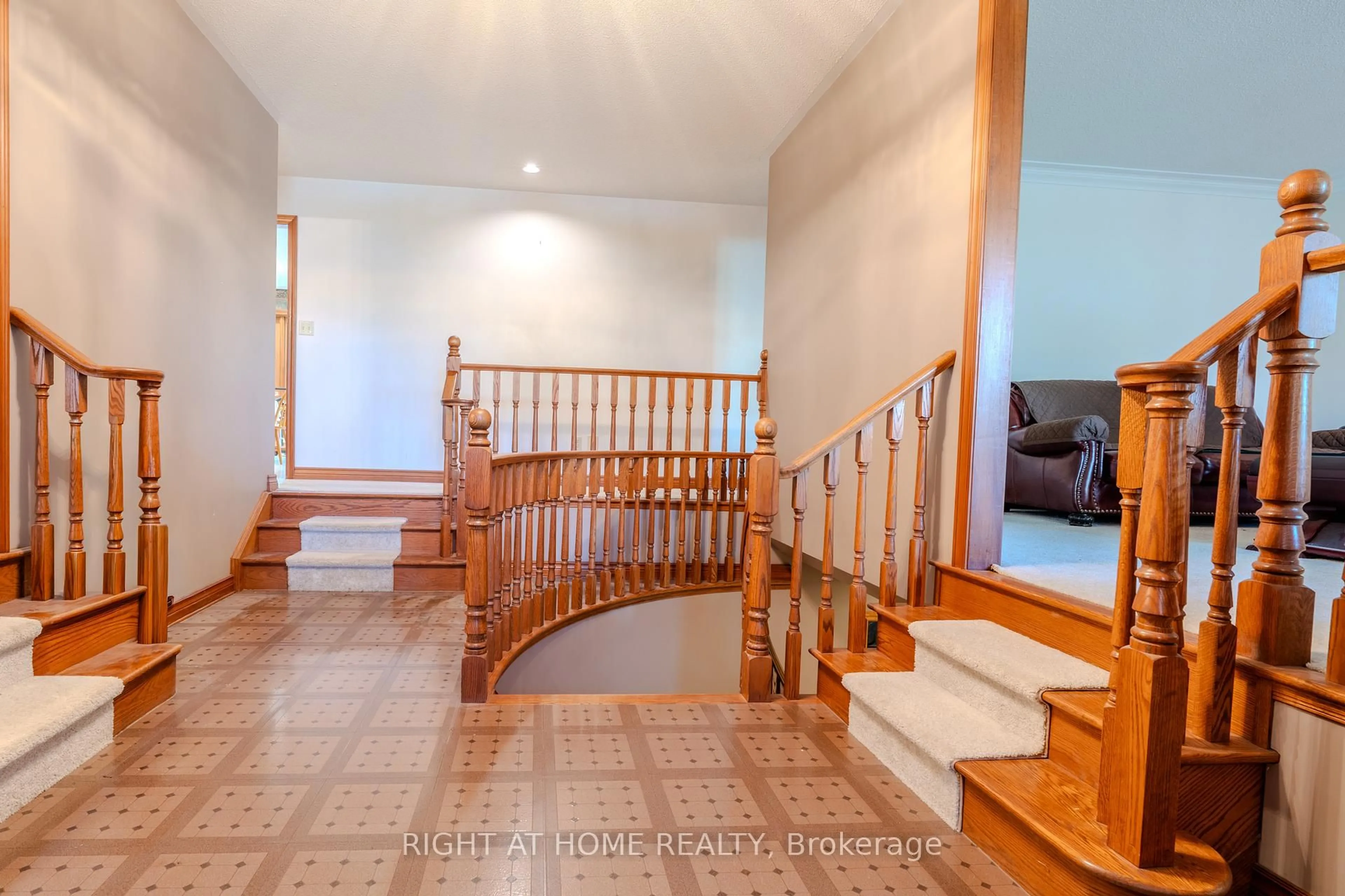 Indoor foyer for 425 Golf Club Rd, Hamilton Ontario L0R 1P0