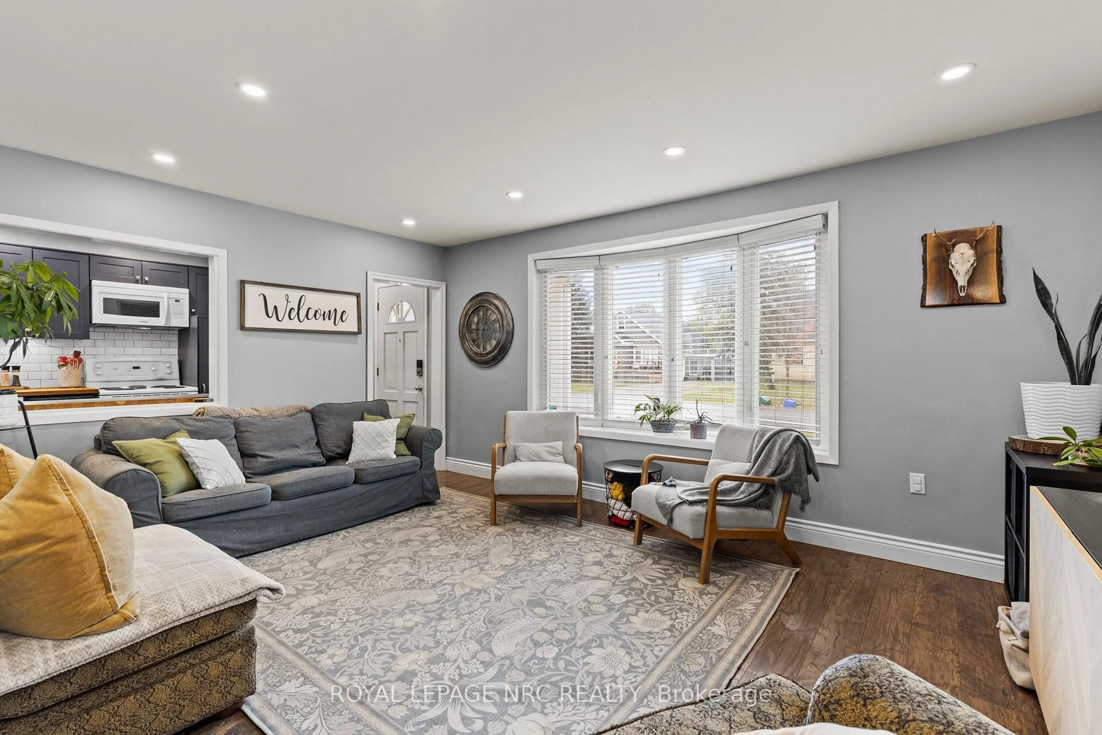 Living room with furniture, unknown for 88 Park Ave, St. Catharines Ontario L2P 1R9